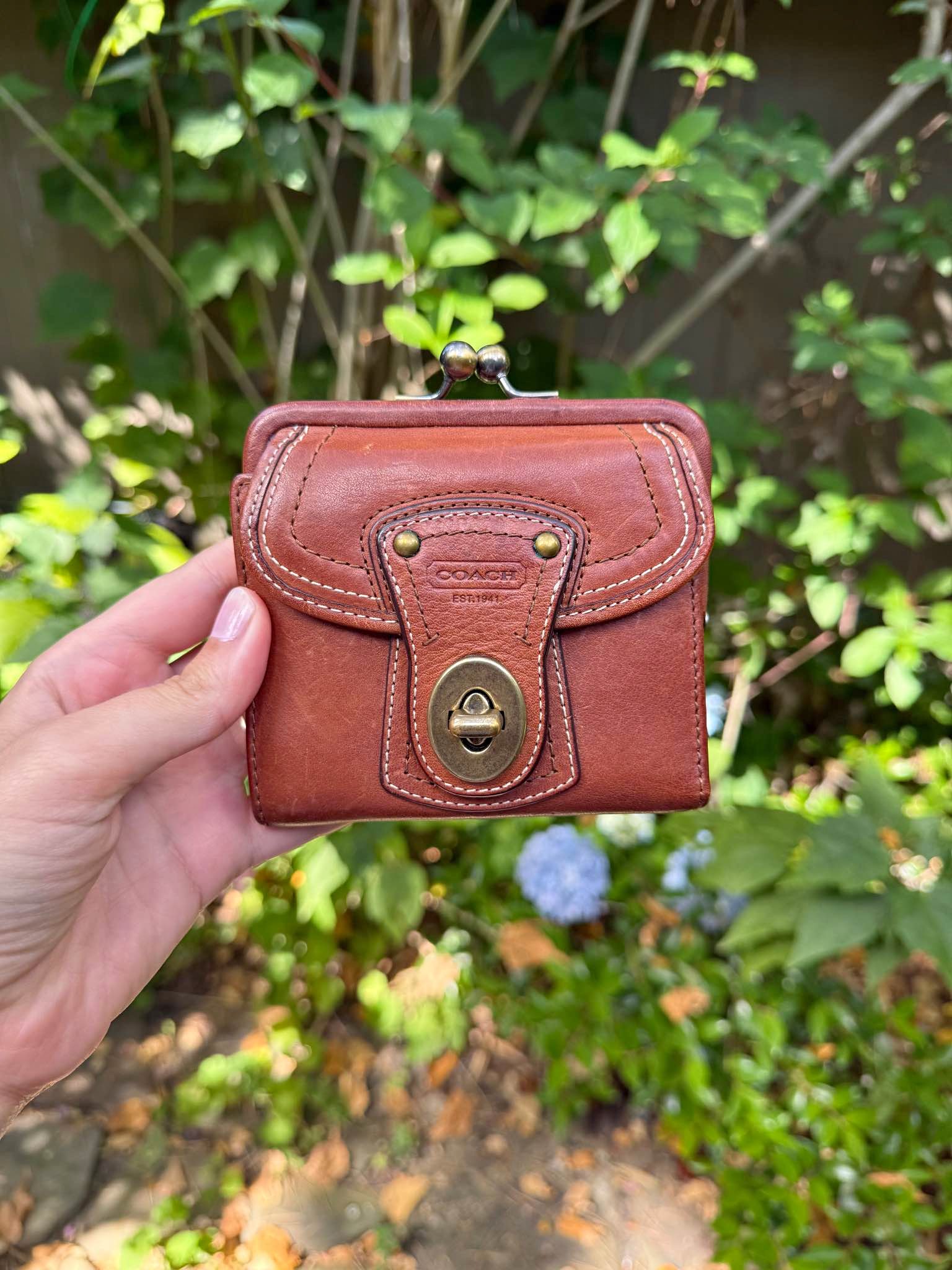 판매 중인 중고 및 새 Coach-vintage-light-green-turnlock-wallet