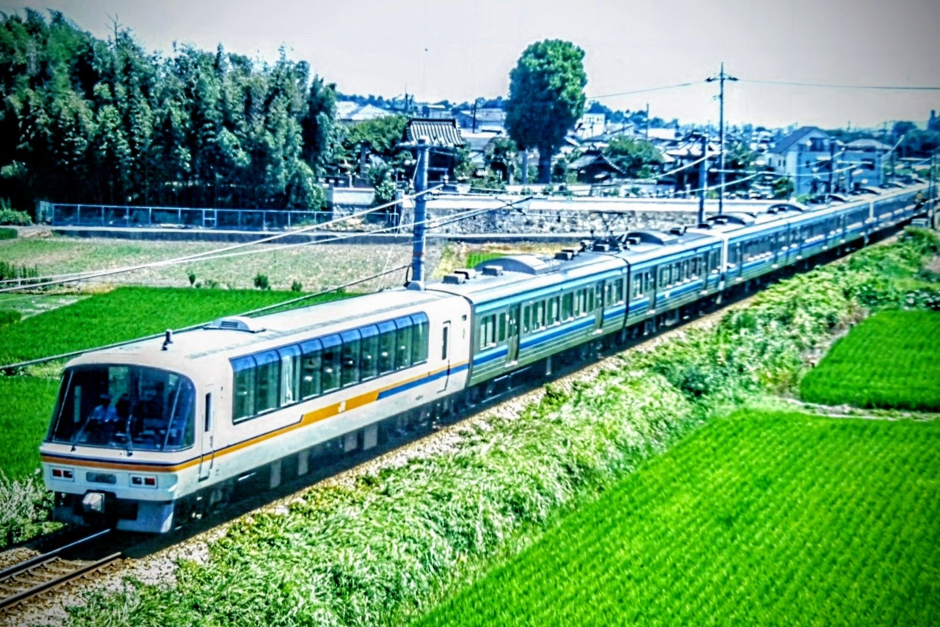JR西日本の213系、JR四国の2000系がお盆の繁忙期に長編成で活躍した