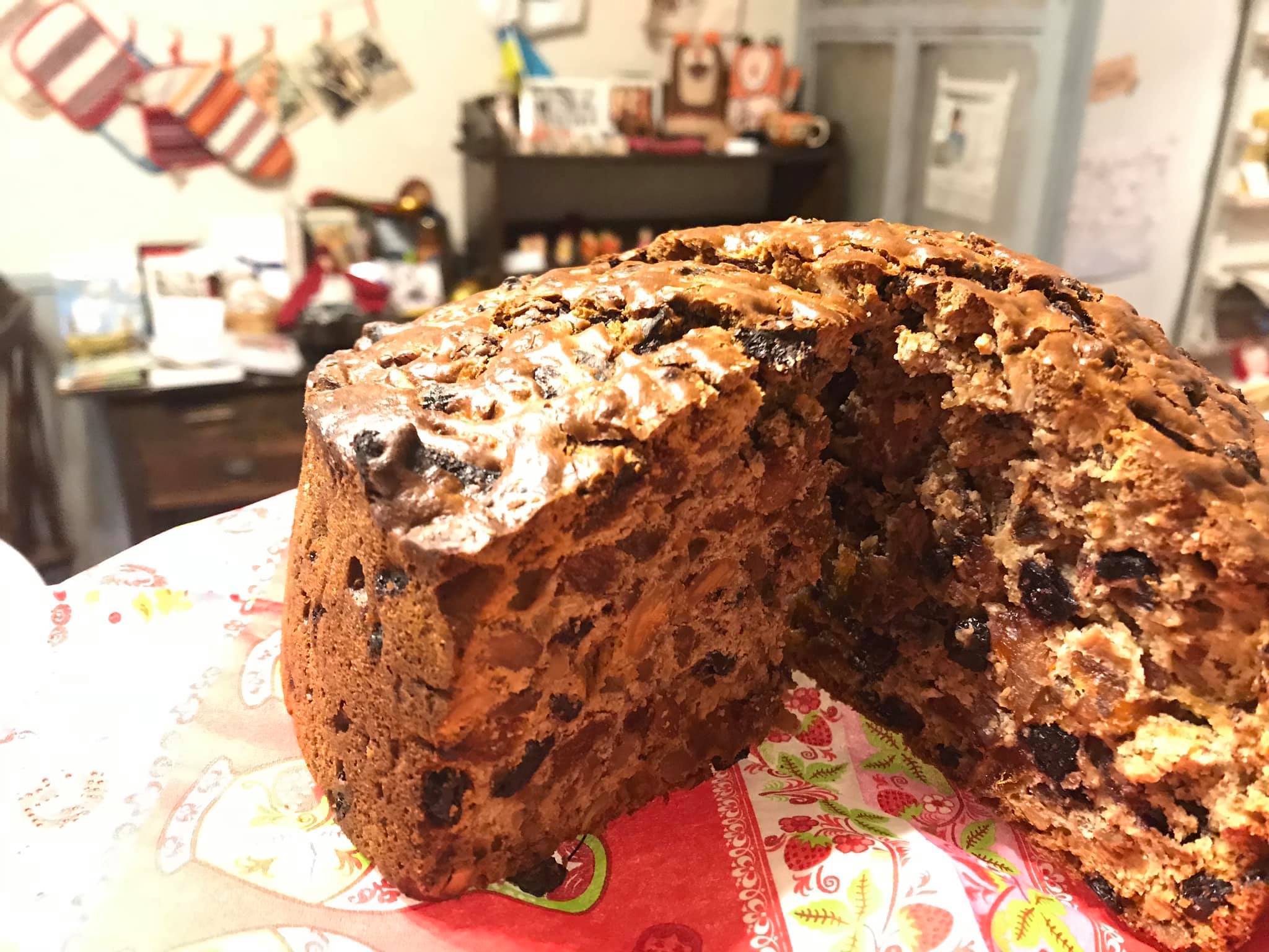 まるたま Marutama 初めて作ったウクライナのクリスマスケーキなのだが 型があってなくて クリスマスなのに 大仏様の頭みたいになってしまった そういう意味では 日本らしいケーキ でしょうか ドライフルーツとナッツがたっぷりです コーヒーのおともに