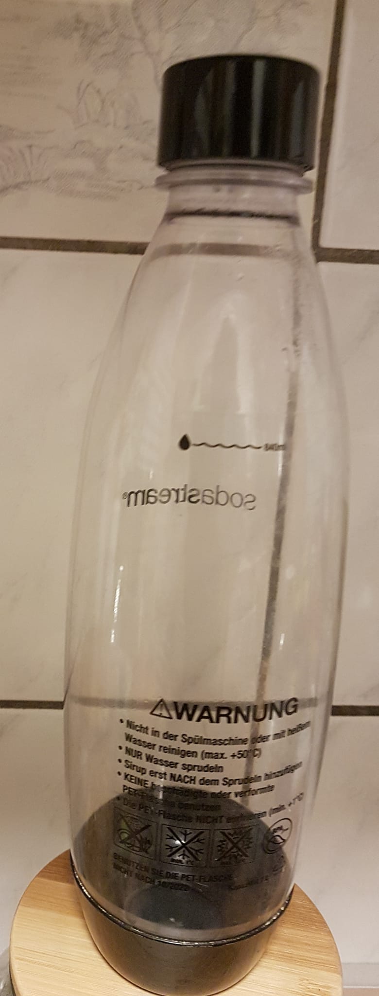 Was macht ihr mit abgelaufenen Soda Stream Flaschen? Weiter verwenden ist nicht möglich da die Kohlensäure raus geht und die Plastikflaschen durch den Druck dann eh nicht mehr zu verwenden sind. Vielleicht
