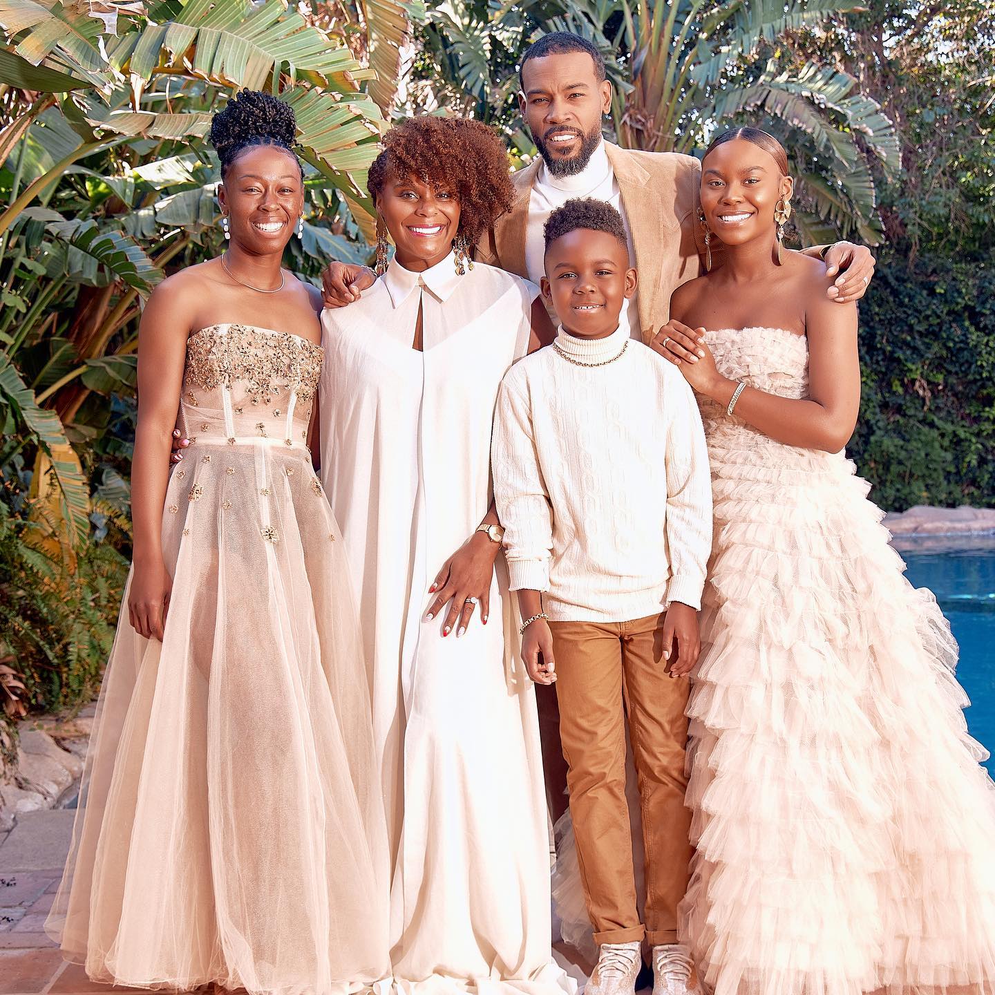 Happy New Year!!! #MeetTheBrowns2021 📸 @mo_storyteller Stylist @tobekeir #tabithabrown #family #love #happynewyear