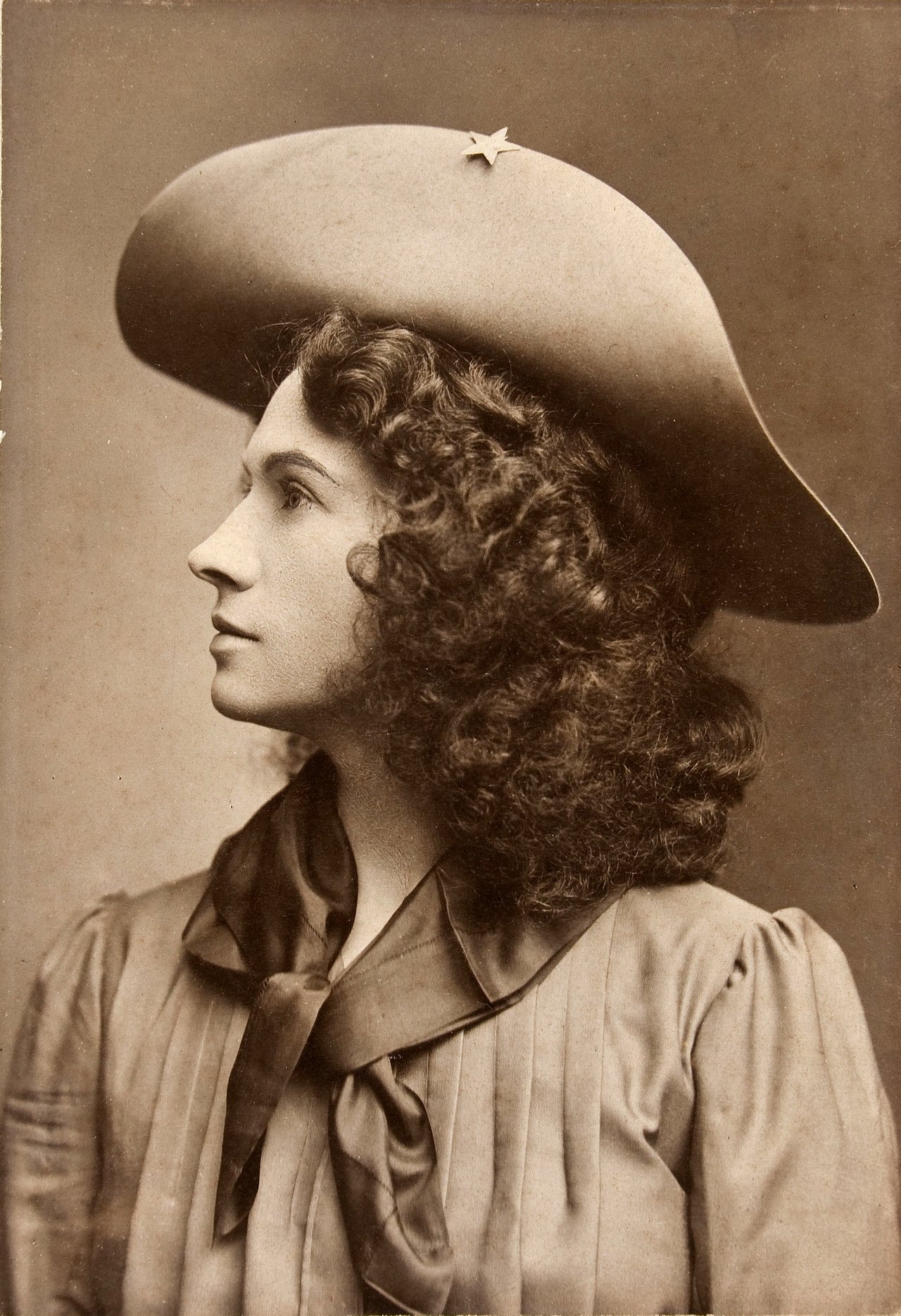 希少 アニー・オークリー ビンテージ写真 Annie Oakley, 1903 (Colorized). #annieoakley