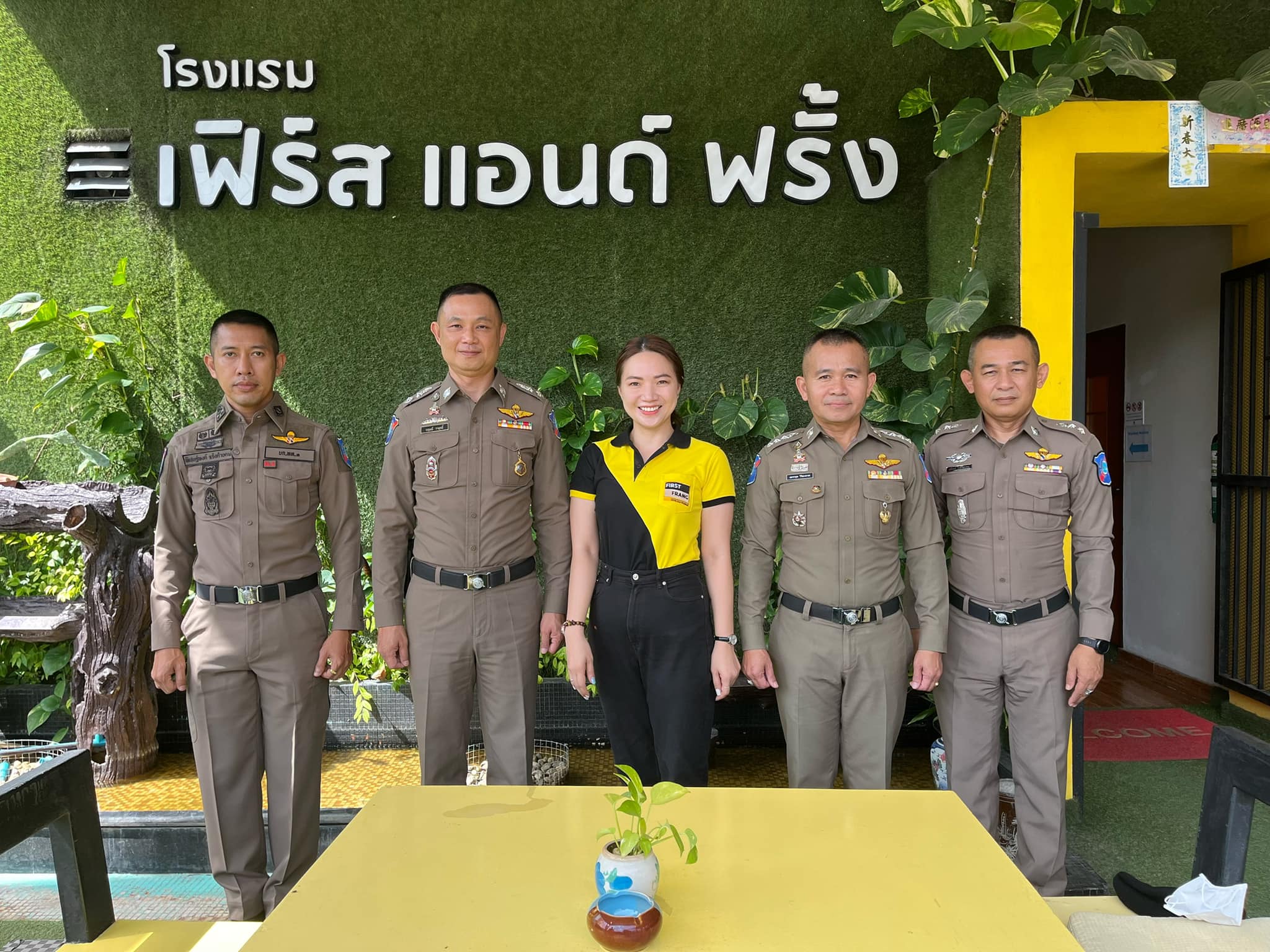 First & Frang Hotel - โรงแรมเฟิร์ส แอนด์ ฟรั้ง ยินดีต้อนรับ ท่าน ...