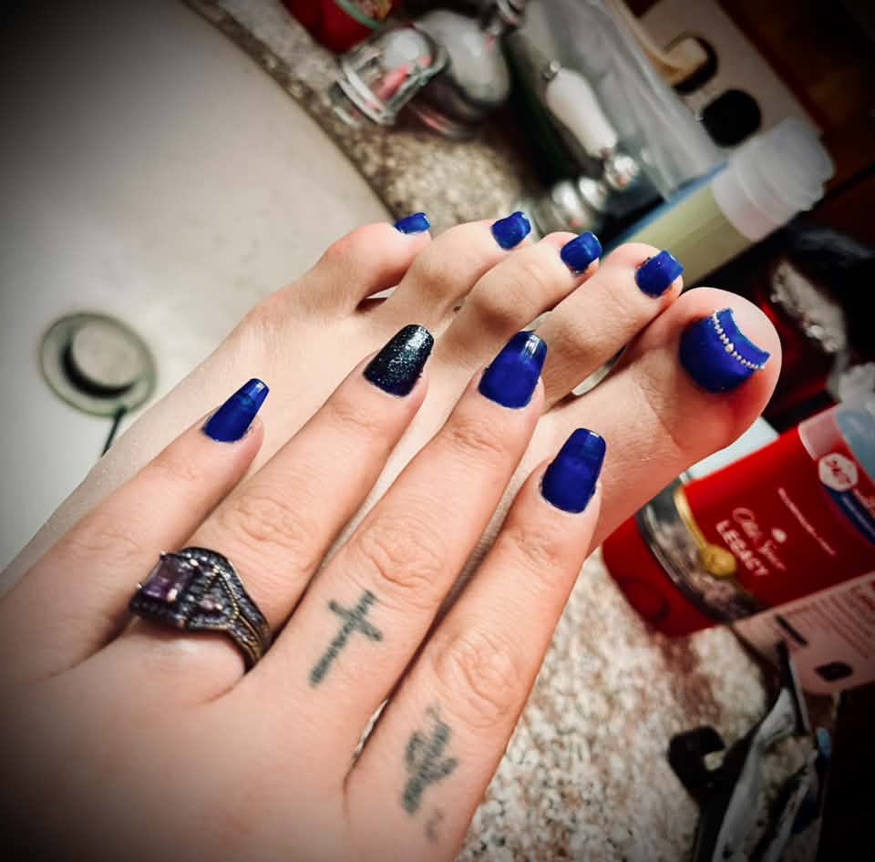 Navy blue and gold wedding nail ideas