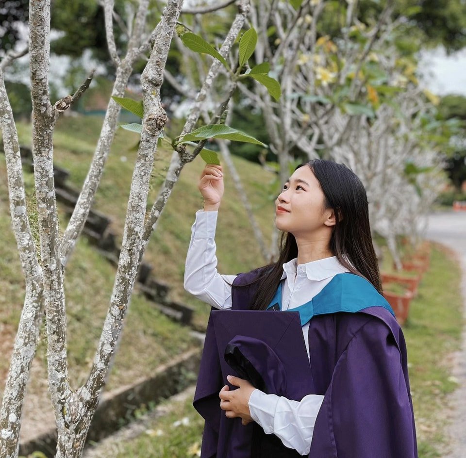 Teng - 4年一晃而过，毕业典礼 恰是一场 向大学挥手再见的仪式，同时也是 迈向新的旅程 的另一个仪式的开始。这新的旅程，紧张刺激啊！加油 ...