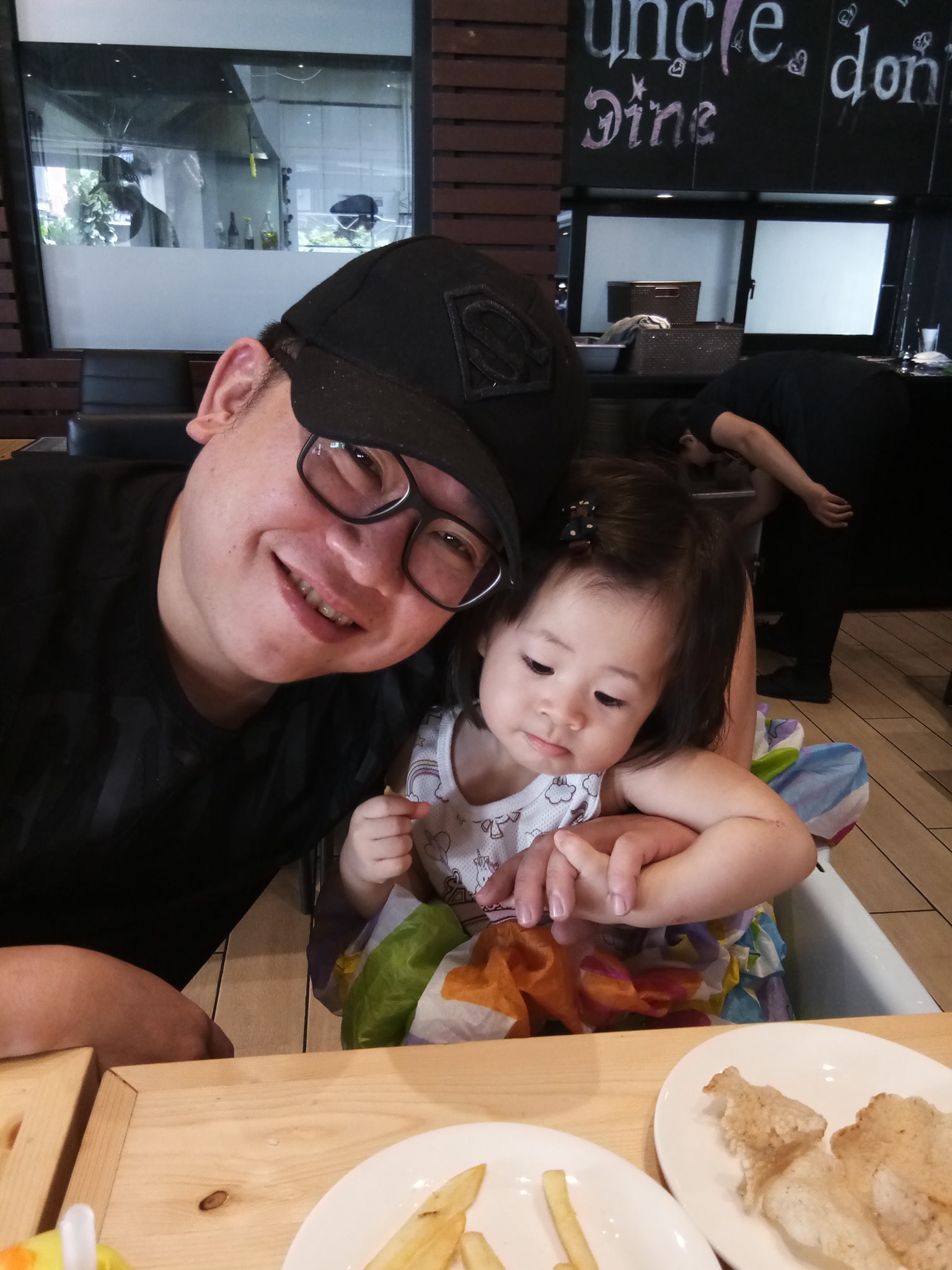 Xin Yan Diary . 昕妍成长记 - 爸爸，父亲节快乐 #让我紧紧扣着你 #爸爸的小心肝 #爱你哟~ | Facebook