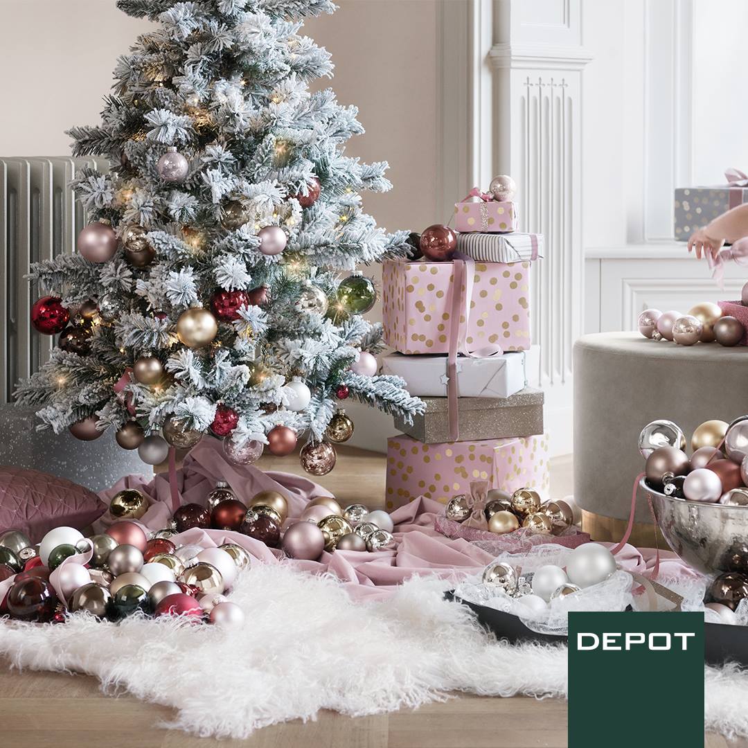 Alle Jahre wieder freuen wir uns auf das schönste Fest im Jahr 🎄🦌 Was dabei auf keinen Fall fehlen darf? Na, einen Weihnachtsbaum zum Staunen! Dein Baum kann noch etwas Glanz vertragen?