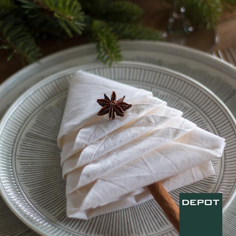 Weihnachten steht vor der Tür und das bedeutet: höchste Zeit, den Tisch zu decken! Wie Ihr Eure Gäste mit zauberhaften Servietten-Tannenbäumchen verzaubern könnt, verrät Euch Stylish Living auf unsere