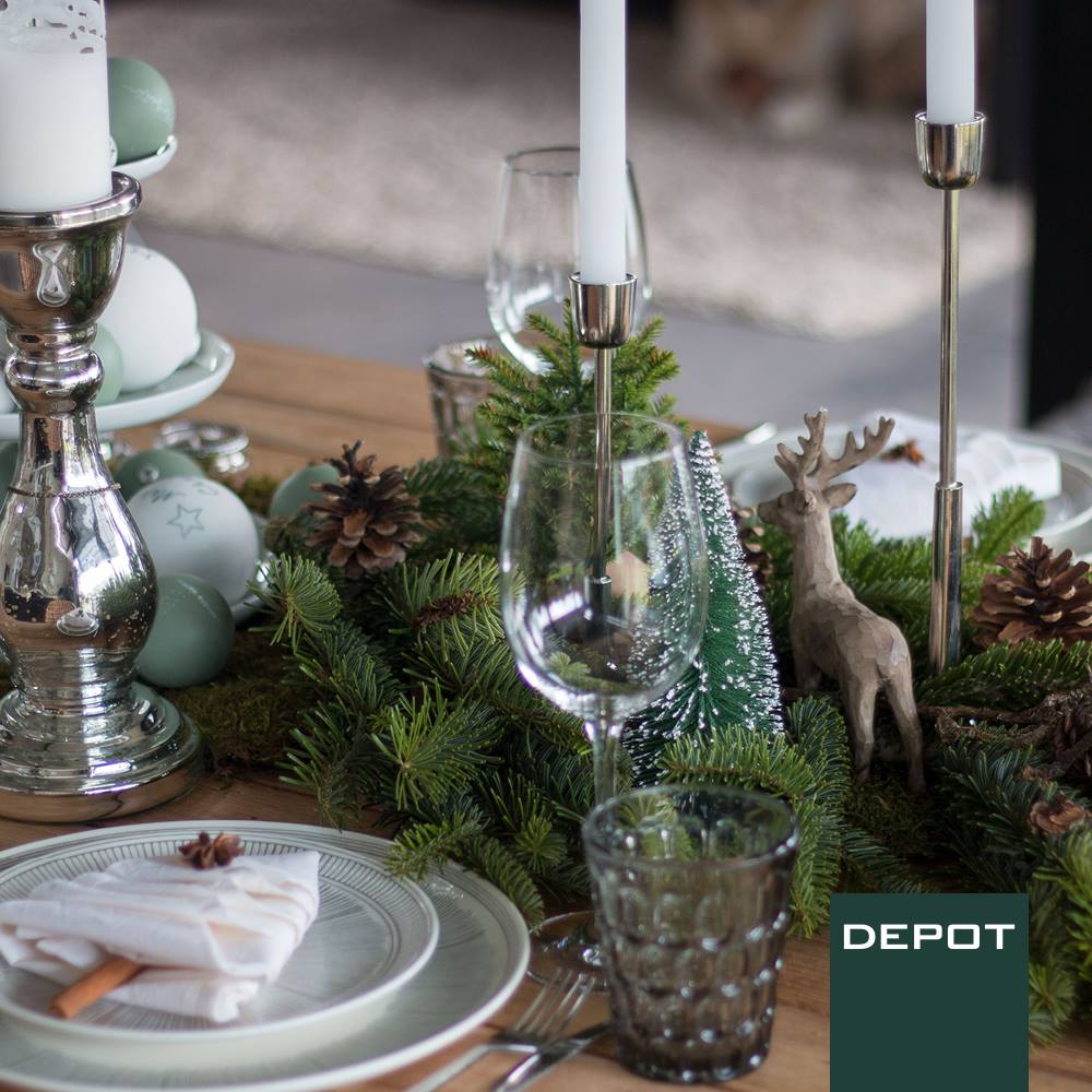 Weihnachten steht vor der Tür und das bedeutet: höchste Zeit, den Tisch zu decken! Wie Ihr Eure Gäste mit zauberhaften Servietten-Tannenbäumchen verzaubern könnt, verrät Euch Stylish Living auf unsere