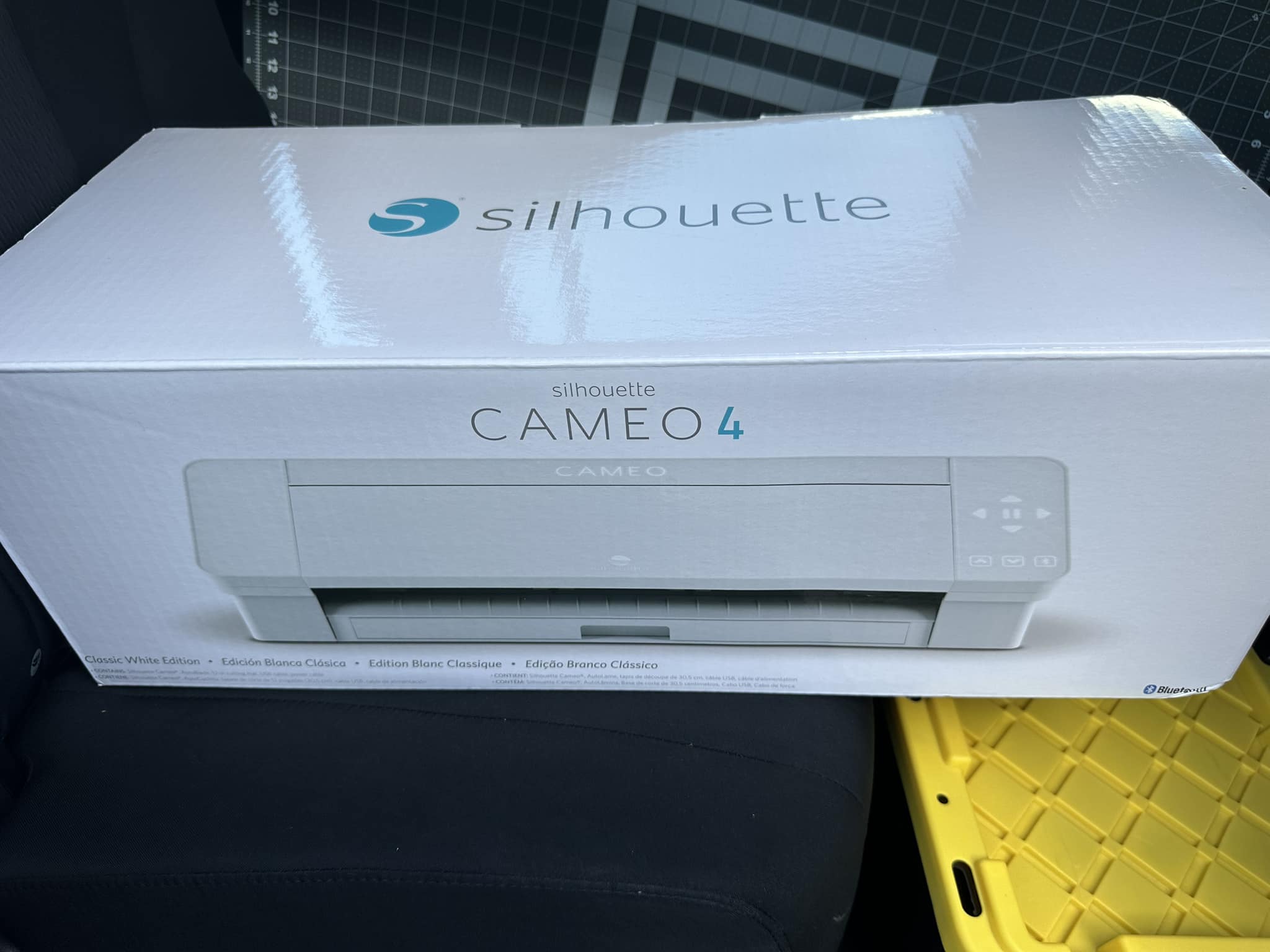 How to use a Silhouette Cameo 4 for designs and stickers?
