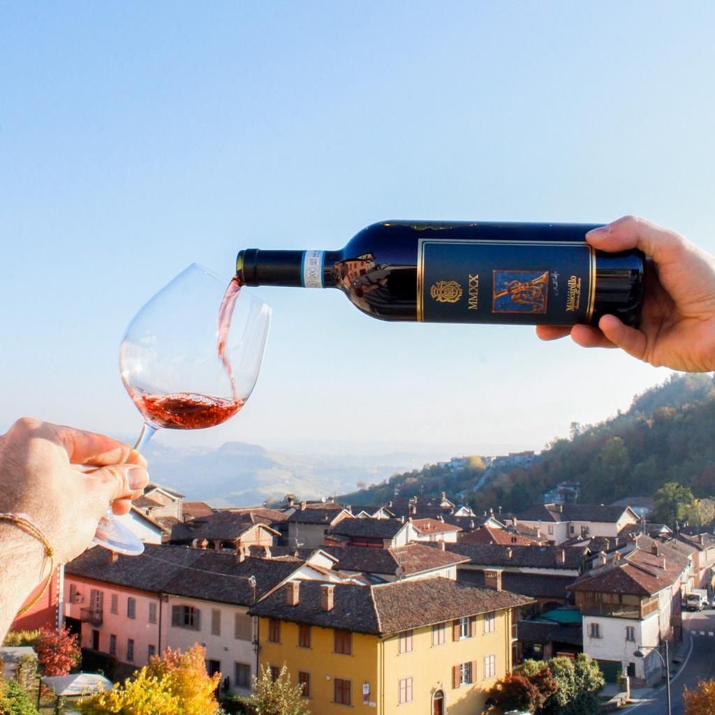 🇮🇹 MMXX Nebbiolo D’Alba D.O.C 2018 Rosso rubino il colore al calice ...