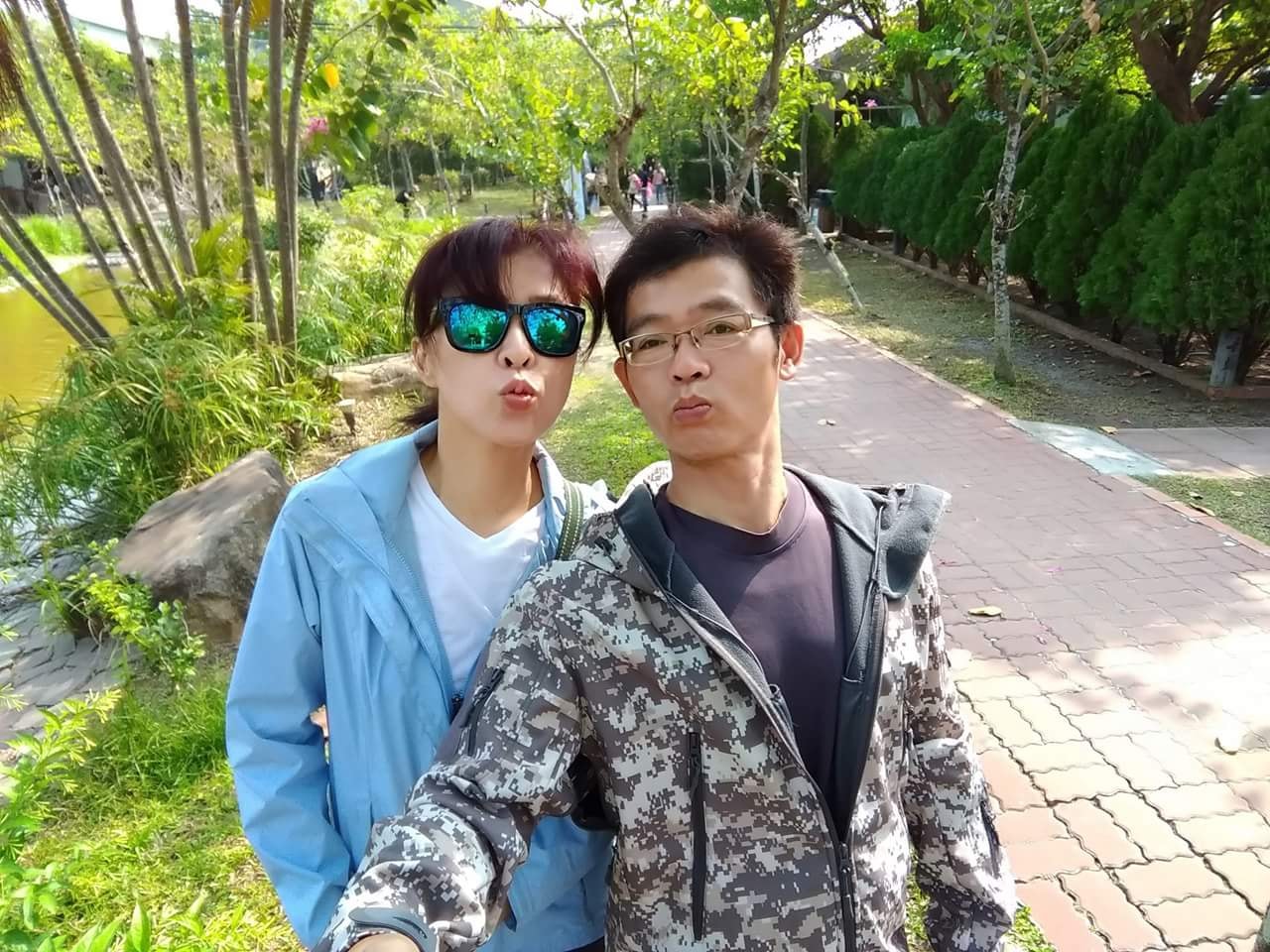 大型阿生 - 今天FB情人節@@ 發現自己幾乎都沒有和老大的合照 坐車前往桃園工地 路上滑手機... | Facebook
