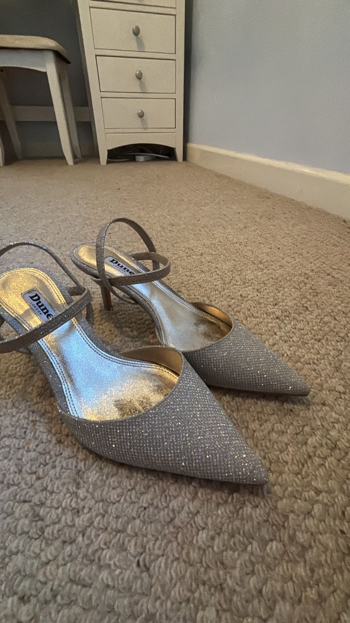 glitter shoes snagging on dress What can I do to get my wedding lovely and sparkly again? I wore them the beach and they've lost some of their lustre because of all the sand (I prom dresses for girls