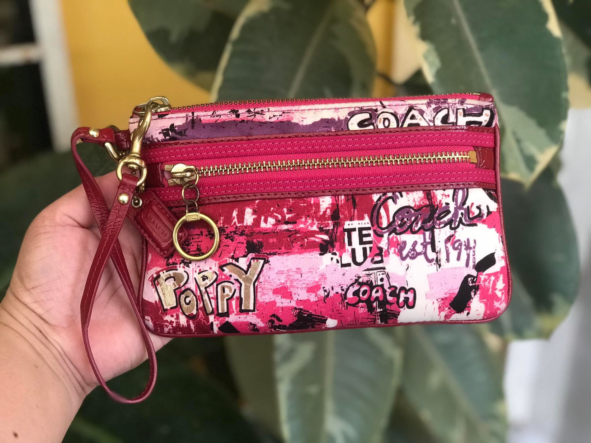☘️👜♥️C O A C H POPPY SIGNATURE WRISTLET CLUTCH BAG- PINK