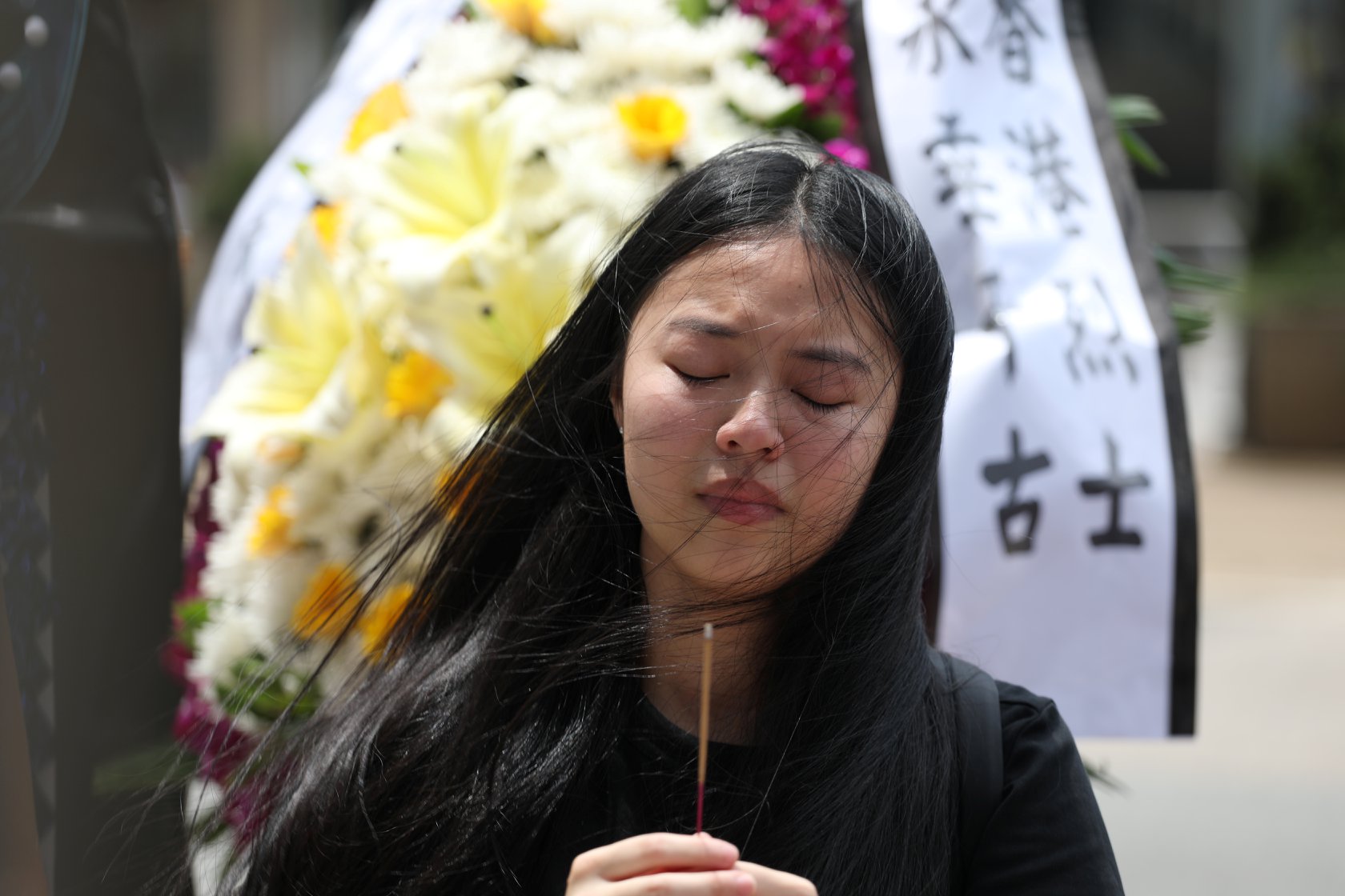 【香港616大遊行，人民穿黑衣為黃衣男獻上白花】#香港反送中... - The News Lens 關鍵評論網