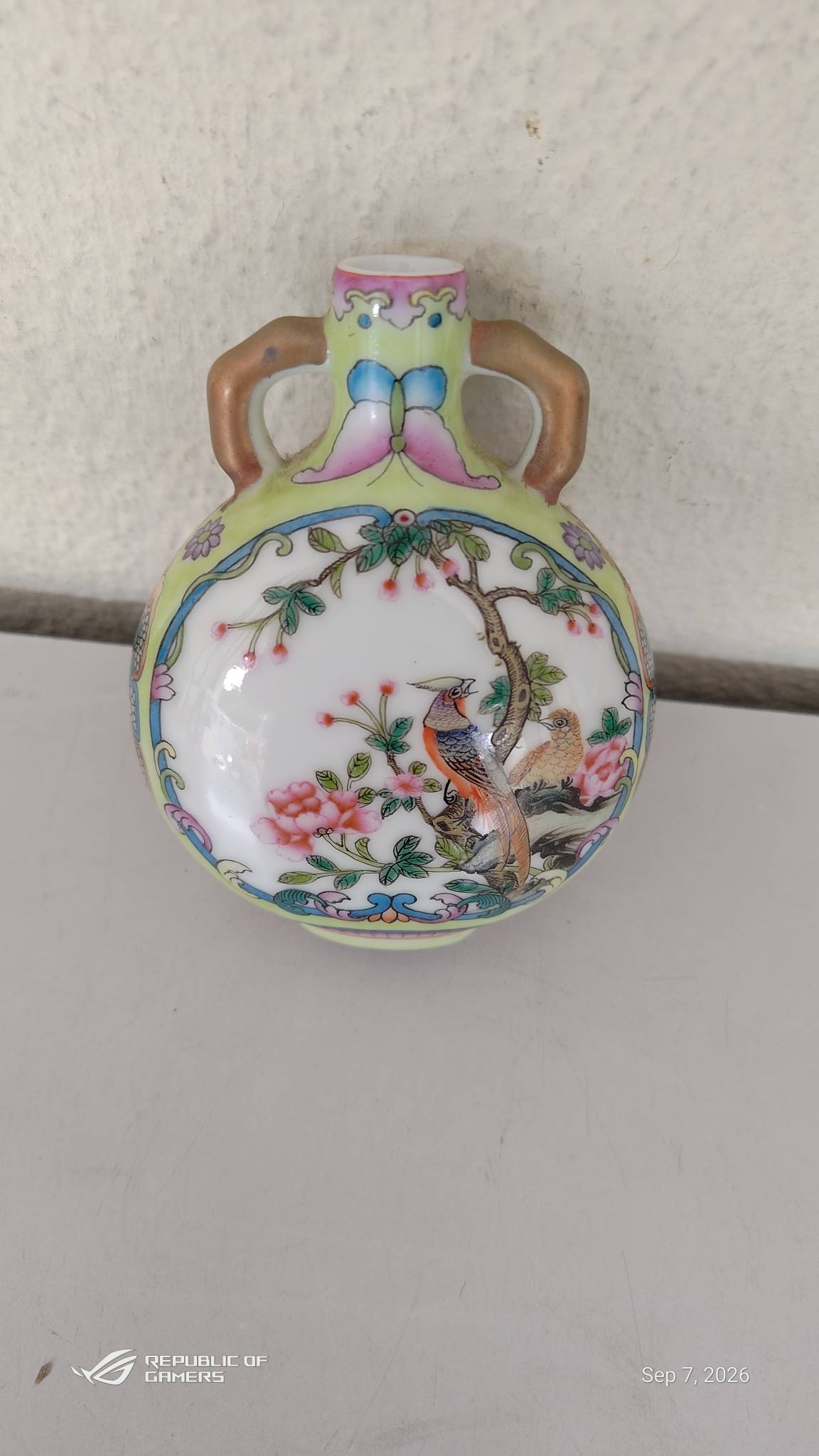 鼻烟壶。