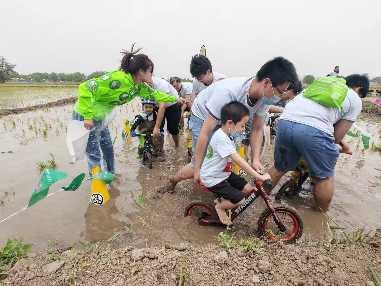 A unique rice field mud race was held... - TianjinMetropolis | Facebook
