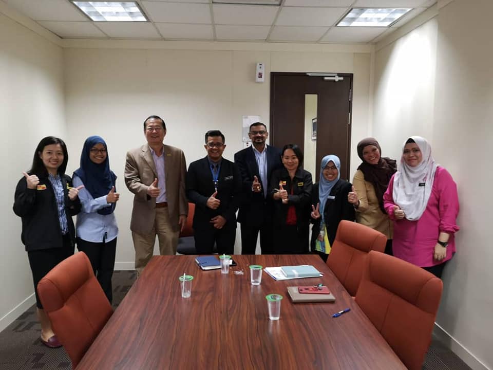Mesyuarat yang di Pengerusikan oleh En. Azman Azra, Ketua Setiausaha ...