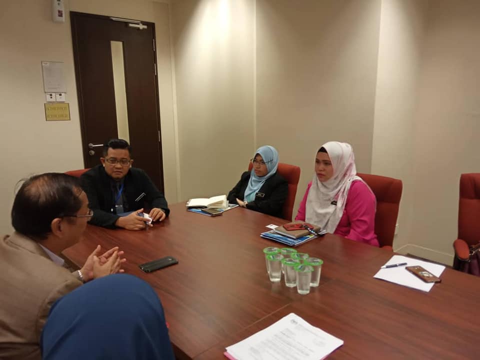 Mesyuarat yang di Pengerusikan oleh En. Azman Azra, Ketua Setiausaha ...