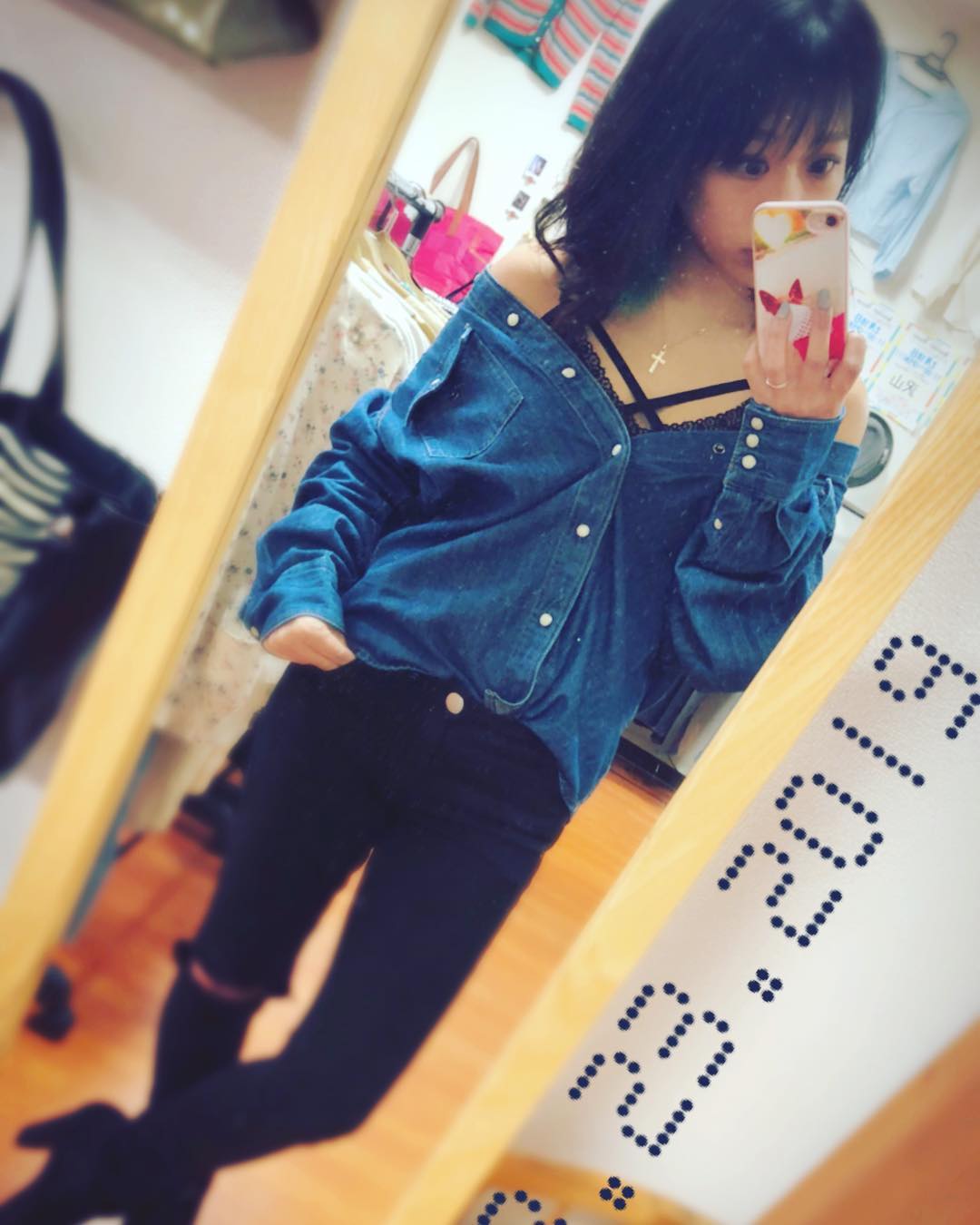 Recycle Shop Another House こんにちは リサイクルショップ アナザーハウス です 本日のコーデ はこちら ギャップ の オーバーサイズ デニムシャツ に 黒 の ダメージスキニーパンツ フロントクロスキャミ がポイント スタッフコーデ