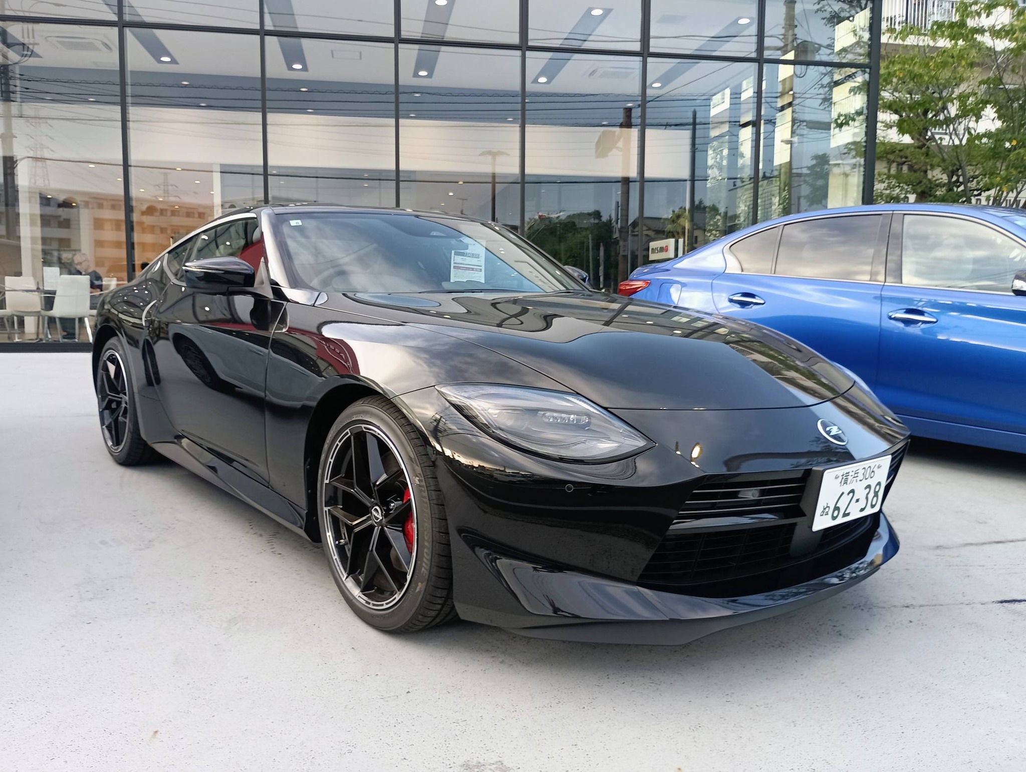 神奈川日産R1戸塚店にて ミッドナイトブラックのRZ34フェアレディZバ