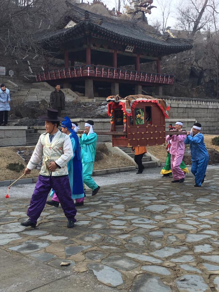 North Korea Girls 북조선 녀성 - Staging a traditional wedding of Koryo ...
