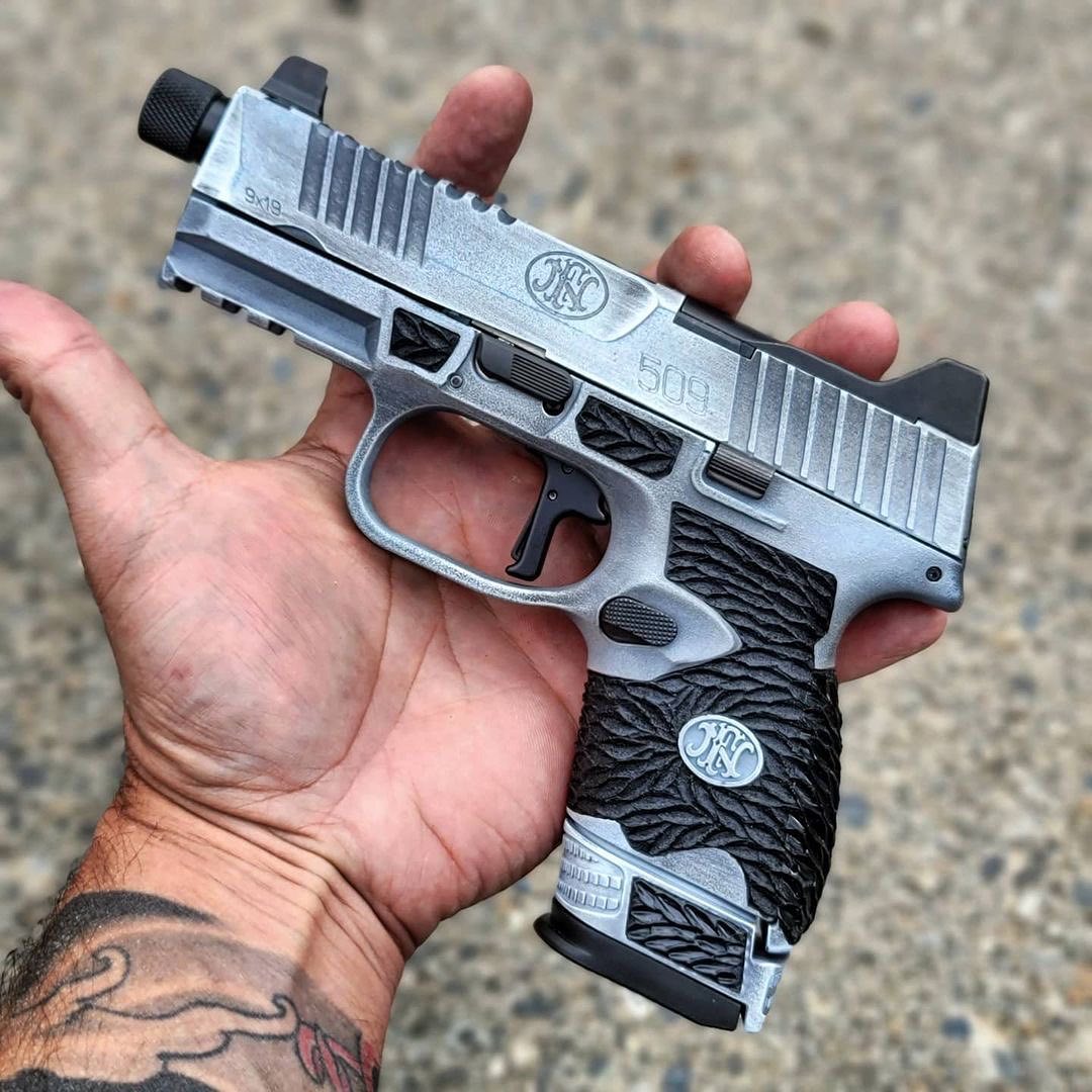 Daily Gun Dose - 📸• @davemodzofficial Happy Monday Fu...