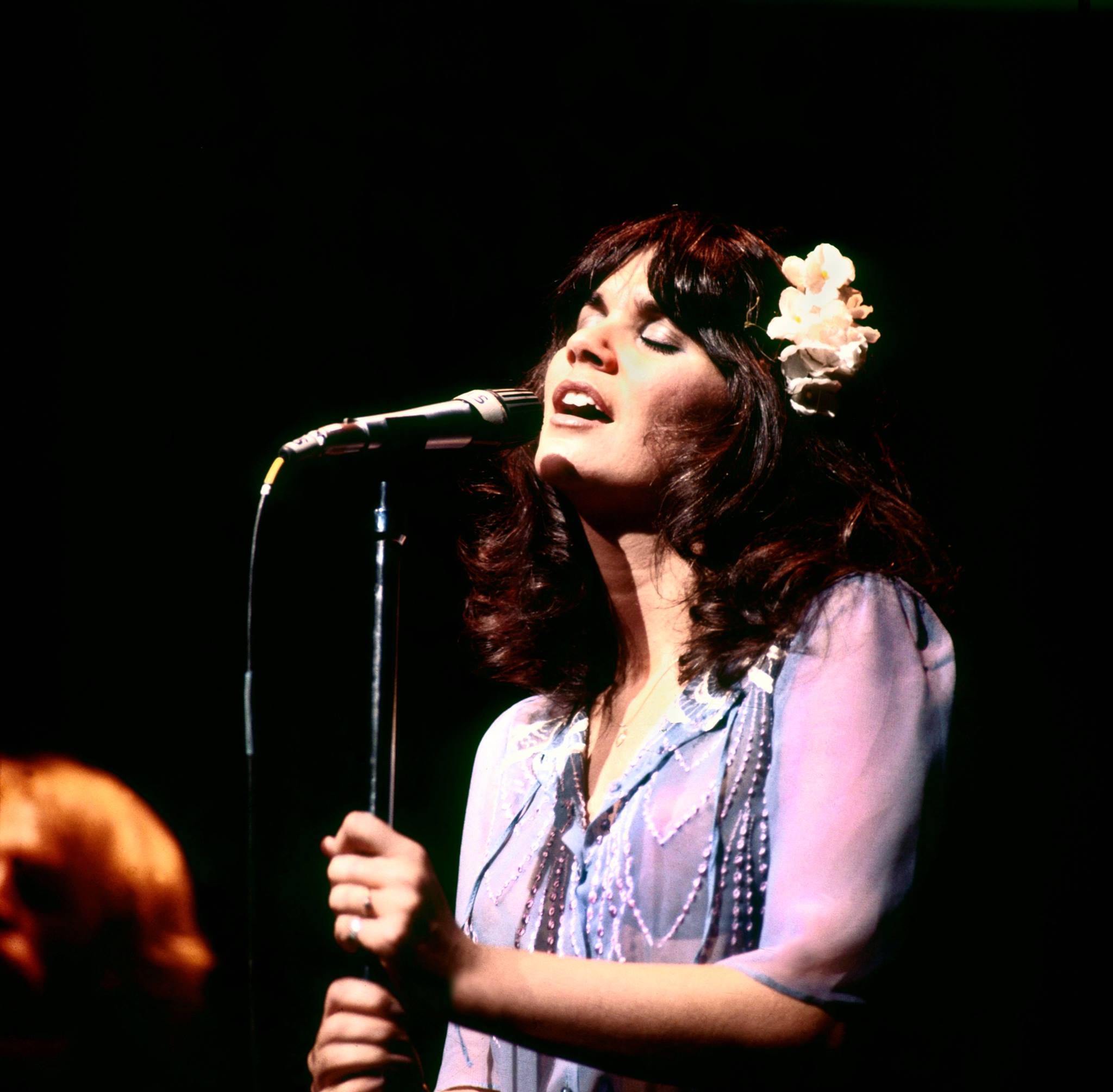 ?: Linda Ronstadt in 1976 at New Victoria Theatre, UK