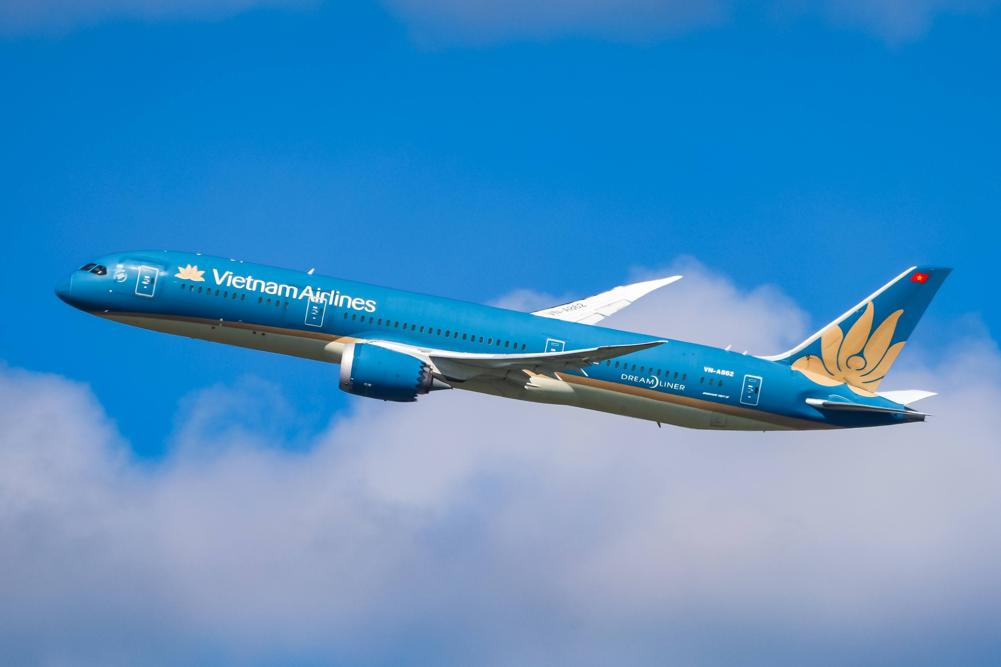 Boeing 787-9 Dreamliner taking off from Munich Airport