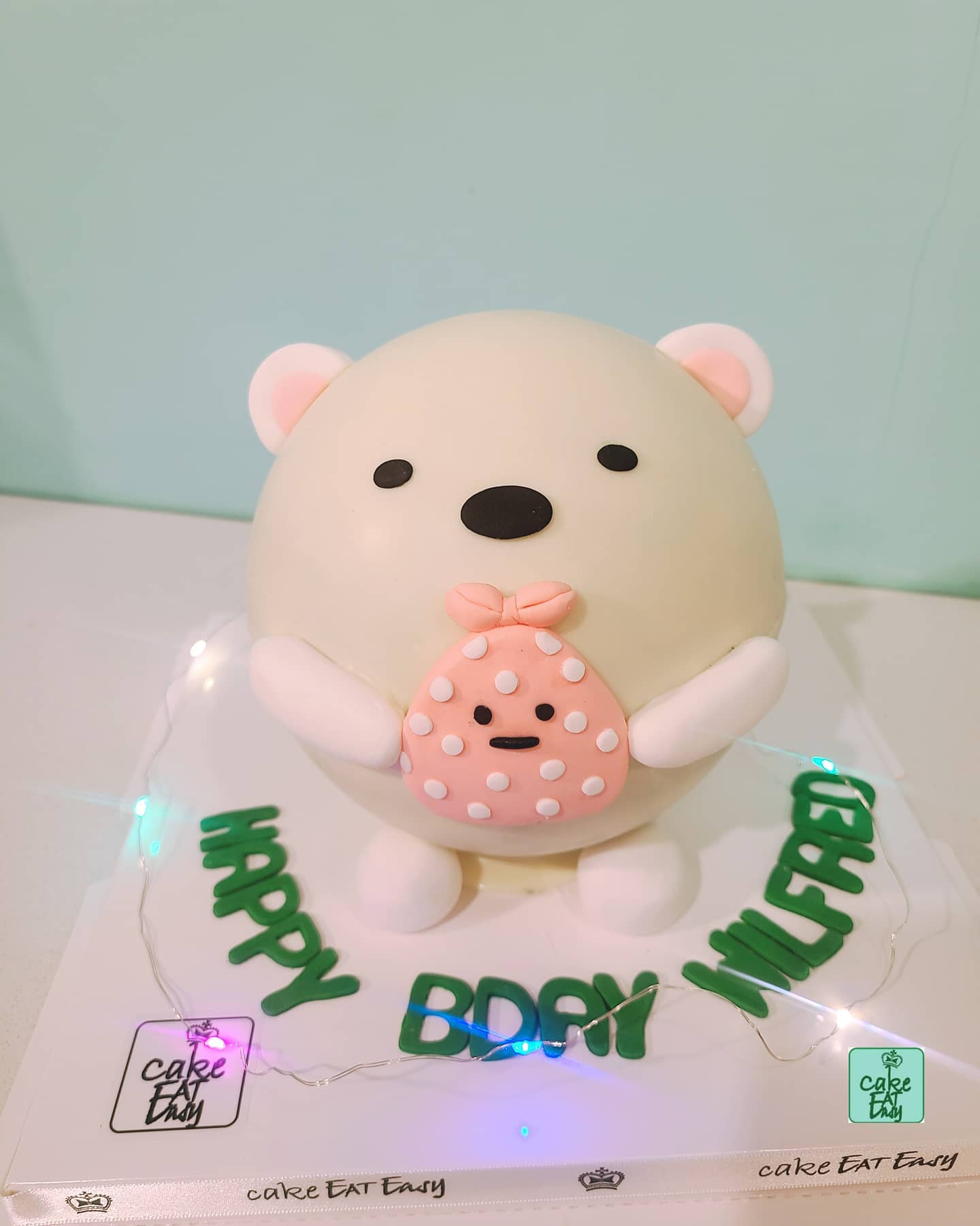 Cake Eat Easy - 角落生物敲敲蛋糕😍外面是白朱古力，入面是蛋糕、糖果、朱古力、曲奇!... | Facebook