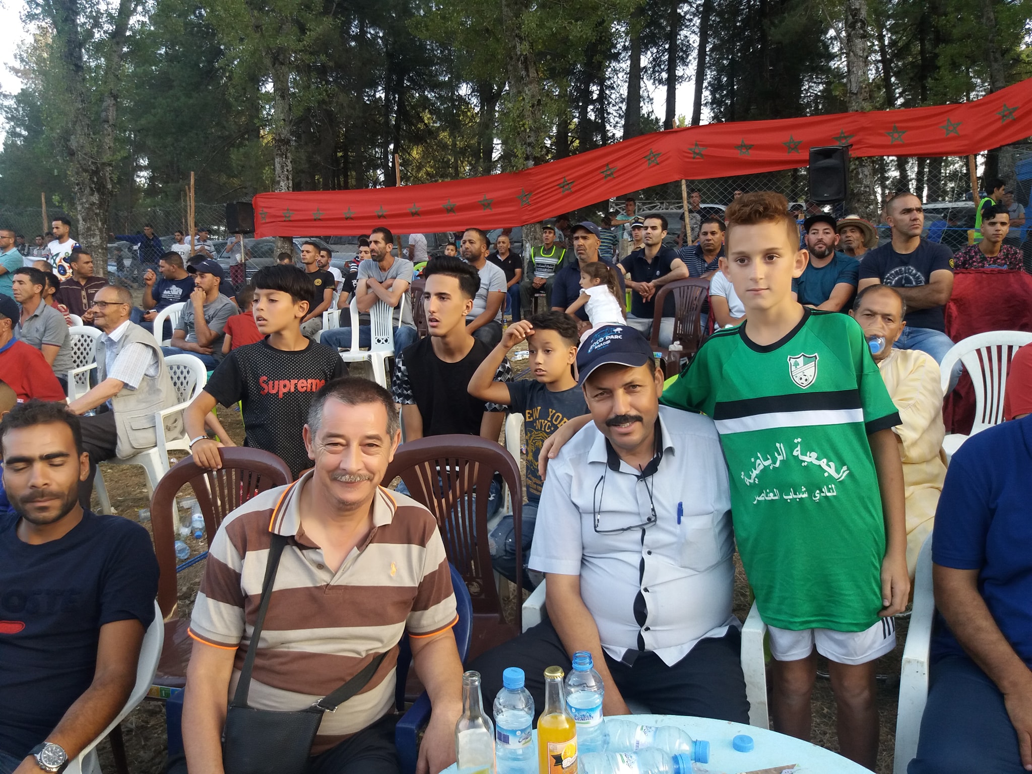 اللاعب الماهر في كرة القدم فوزي الهليلي ابن دوار العناصر رفقة رئيس فريق ...