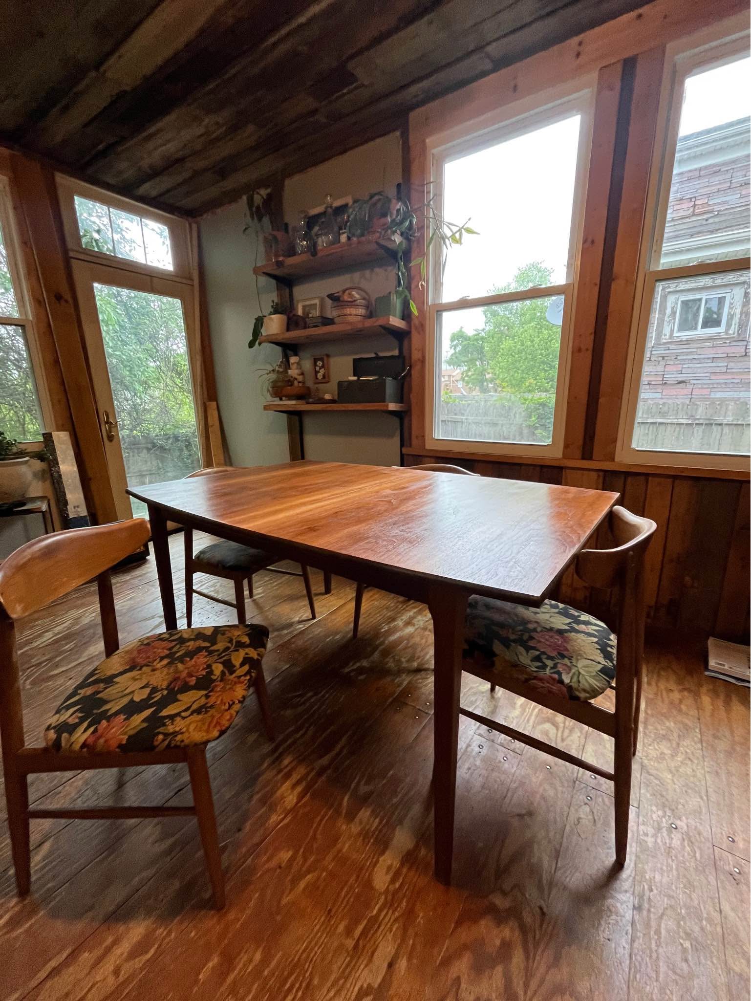 Mcm table and chairs - Outdoor Furniture Sets - Lynchburg, Virginia