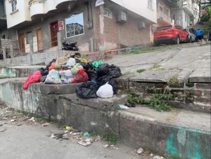 La Calle Habla - BARRIO MONTUFAR EN MEDIO DE LA BASURA...