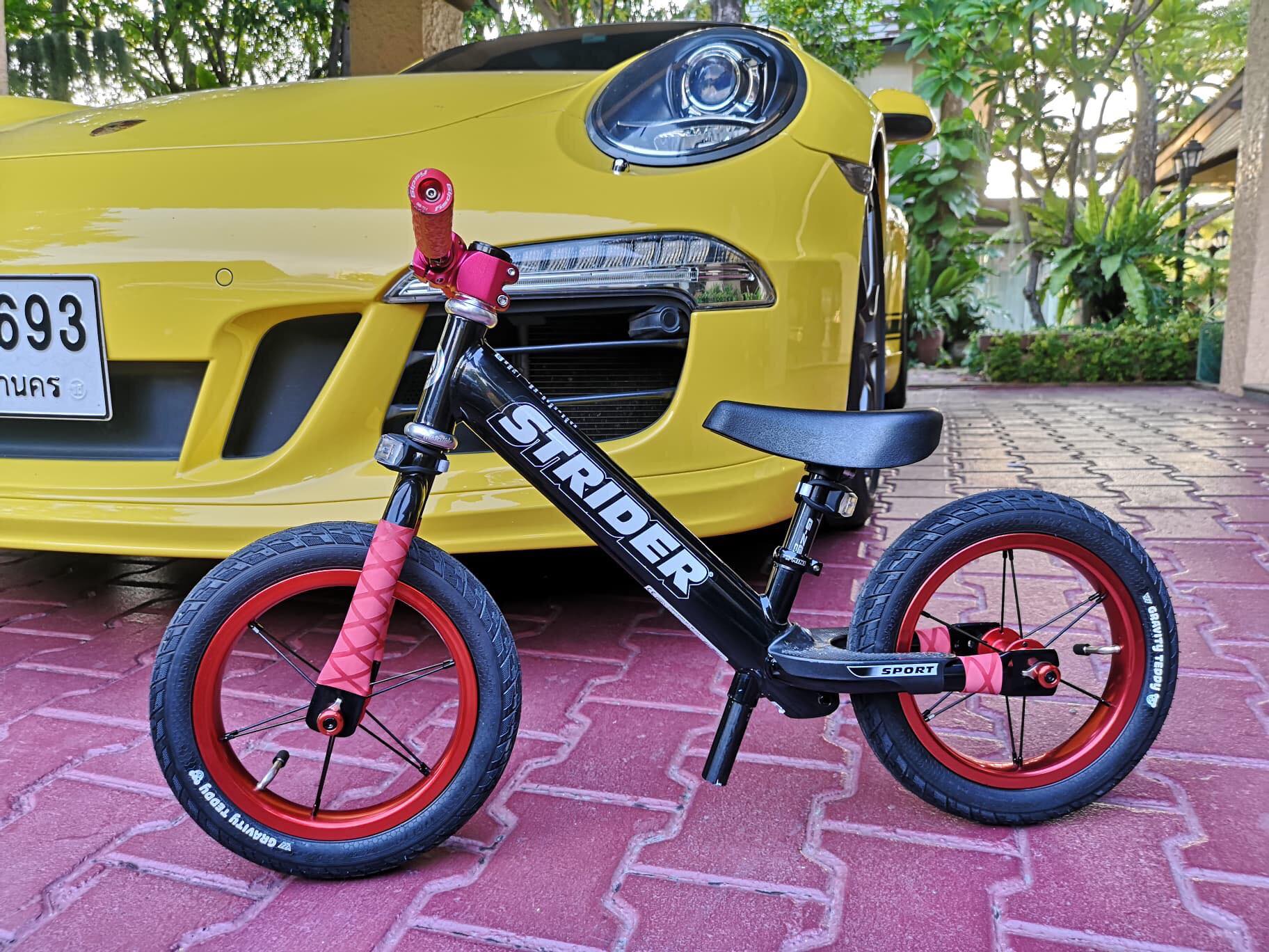 คุณพ่อจัดให้น้องอัสหล่อๆ ฮะ Strider 12 Sport Black #12sport #veetire # ...