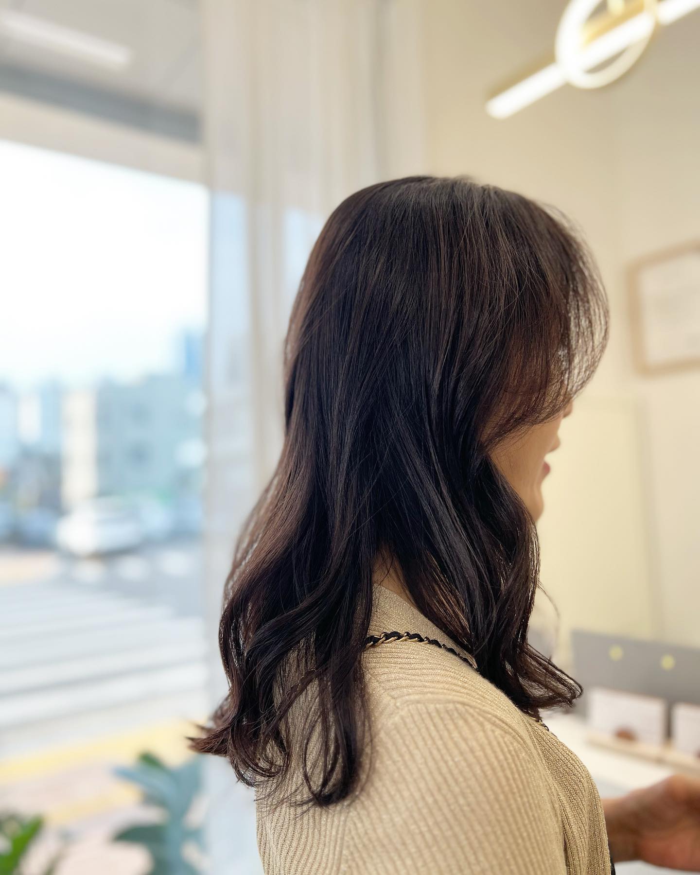 헤어 에스로미 - 💈 무거운 긴머리에 새치커버염색 얼룩이 너무 많으셨던 고객님ㅠ 새치커버도 밝게 되시는...