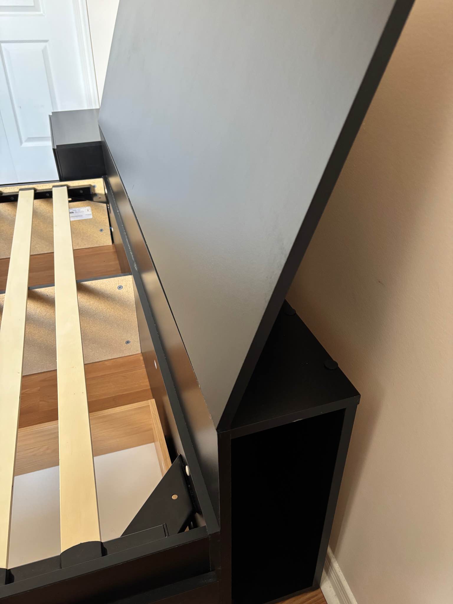 Ensemble base de lit queen et table de chevet - Beds & Bed Frames ...