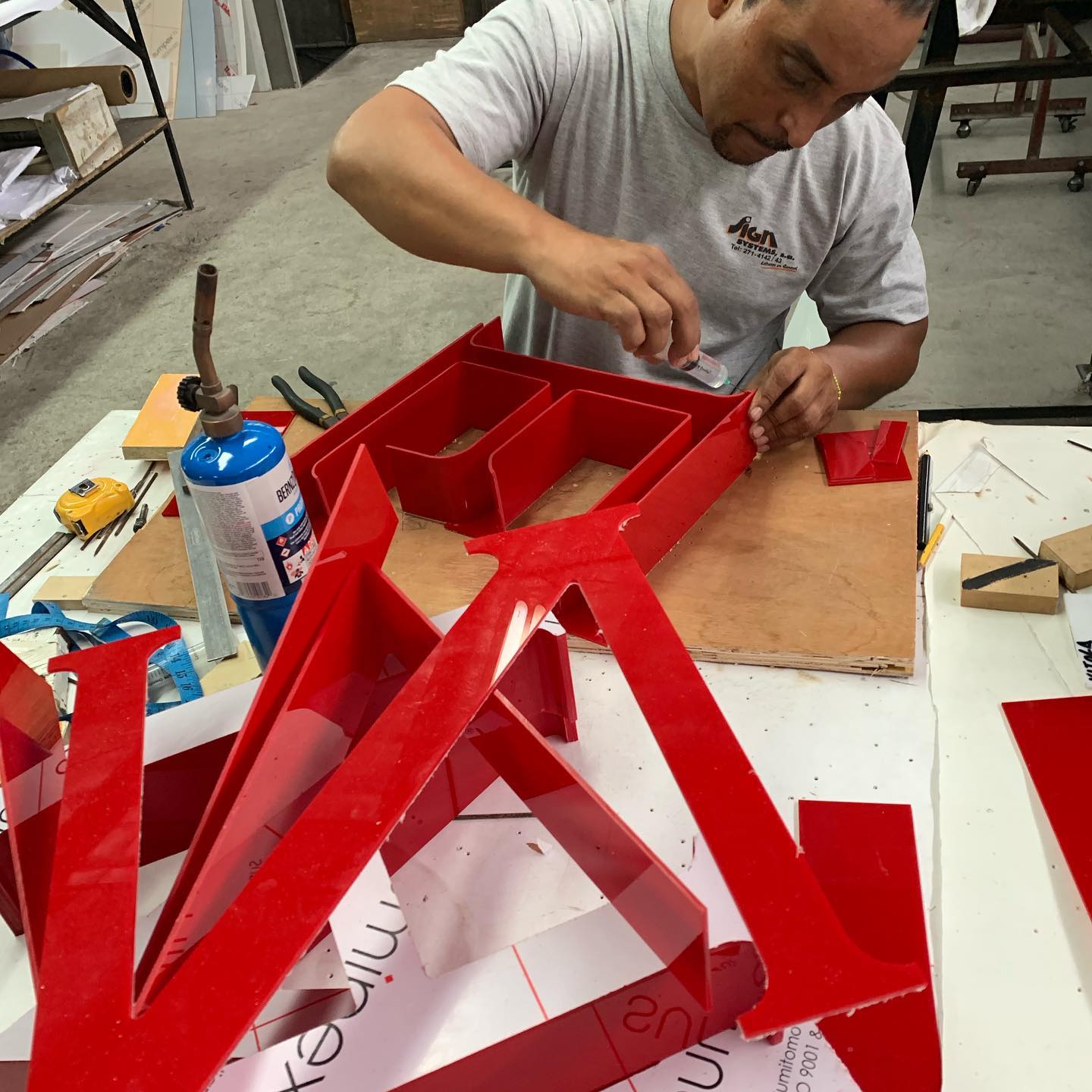 Proceso de construcción de letrero... - Sign Systems, S.A.