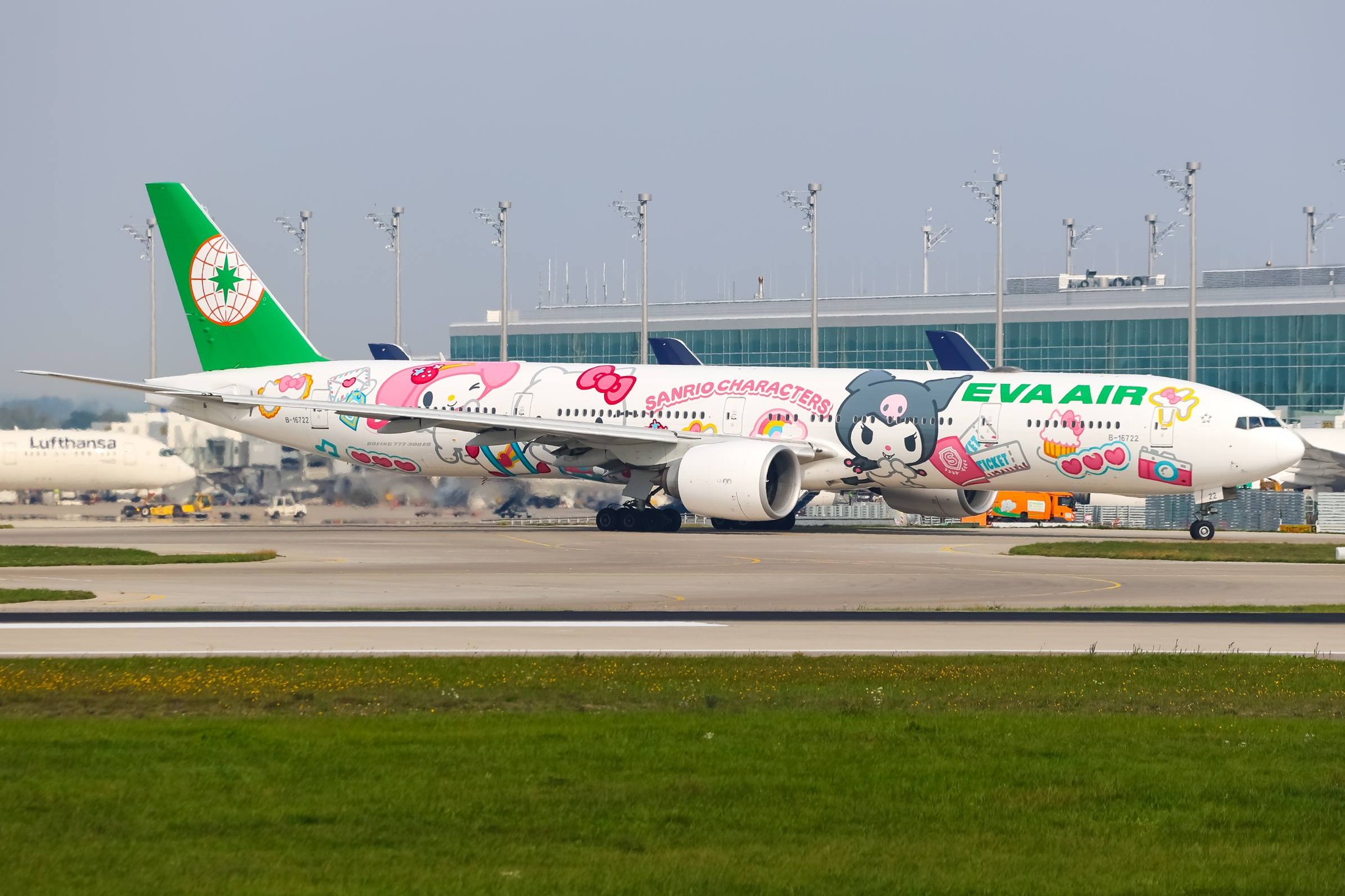 t*t様 EVA AIRサンリオキャラクター Boeing 777-35EER A nice visitor at Munich Airport today 😍 EVA Airways 🇹🇼 has