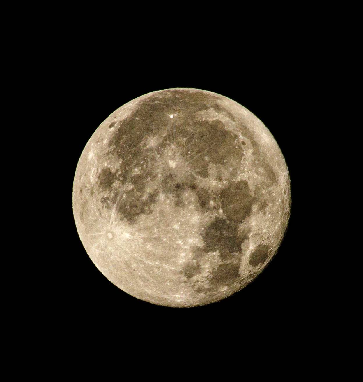 Moon gazers, don't miss this “super” full Moon! 🌕 The next full