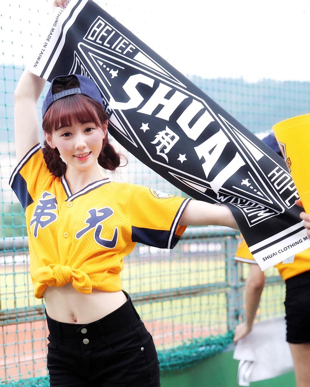 畇二 Yuner - #粉專兩萬人活動開跑😝 ☁️2⃣️小妹是個小懶妹😂終於開始活躍粉專🤤好想快點破2萬人...