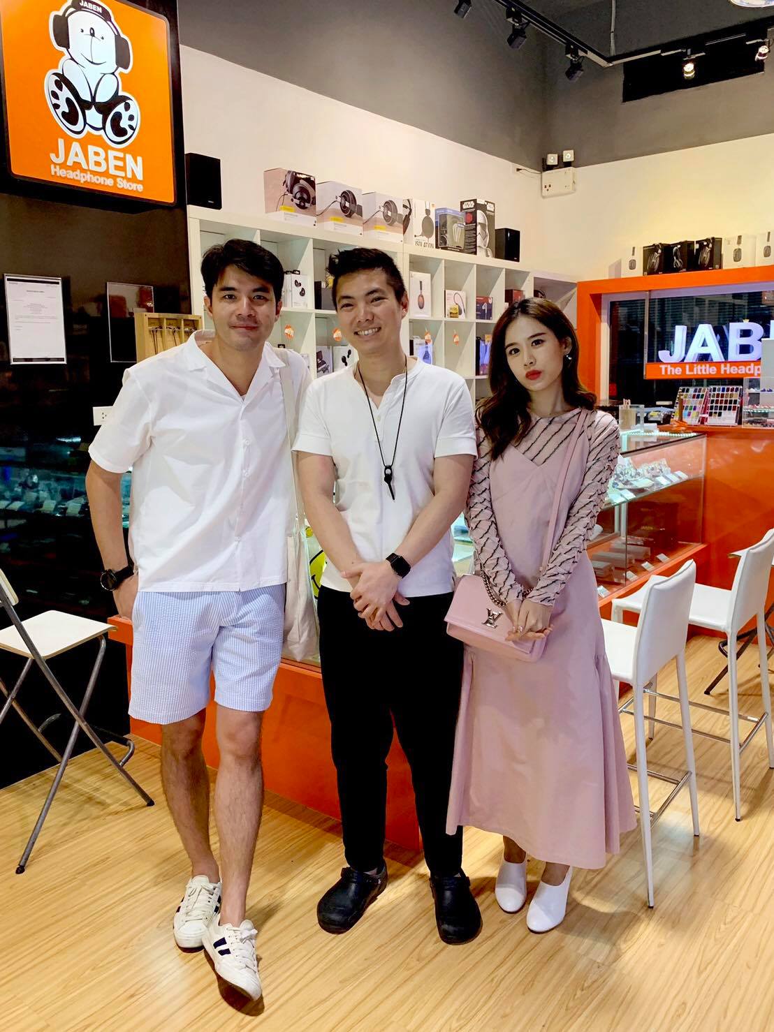 Jaben Thailand - วันนี้คุณว่านสุดหล่อพาน้องฟางมาเลือกหูฟังค... | Facebook