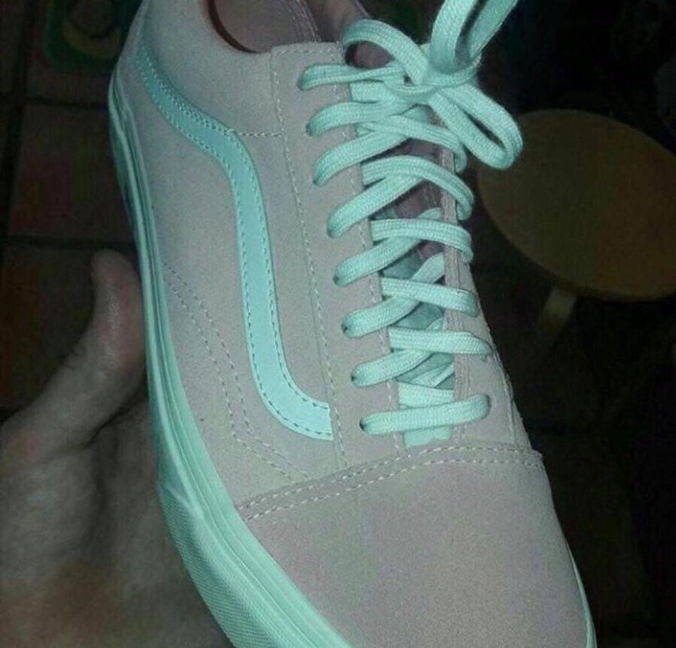 grey dress with pink shoes A bit like that debate from a while back -some people see this shoe as a teal stripe, while other people see a shoe with a white stripe what shoes to wear with pink dress