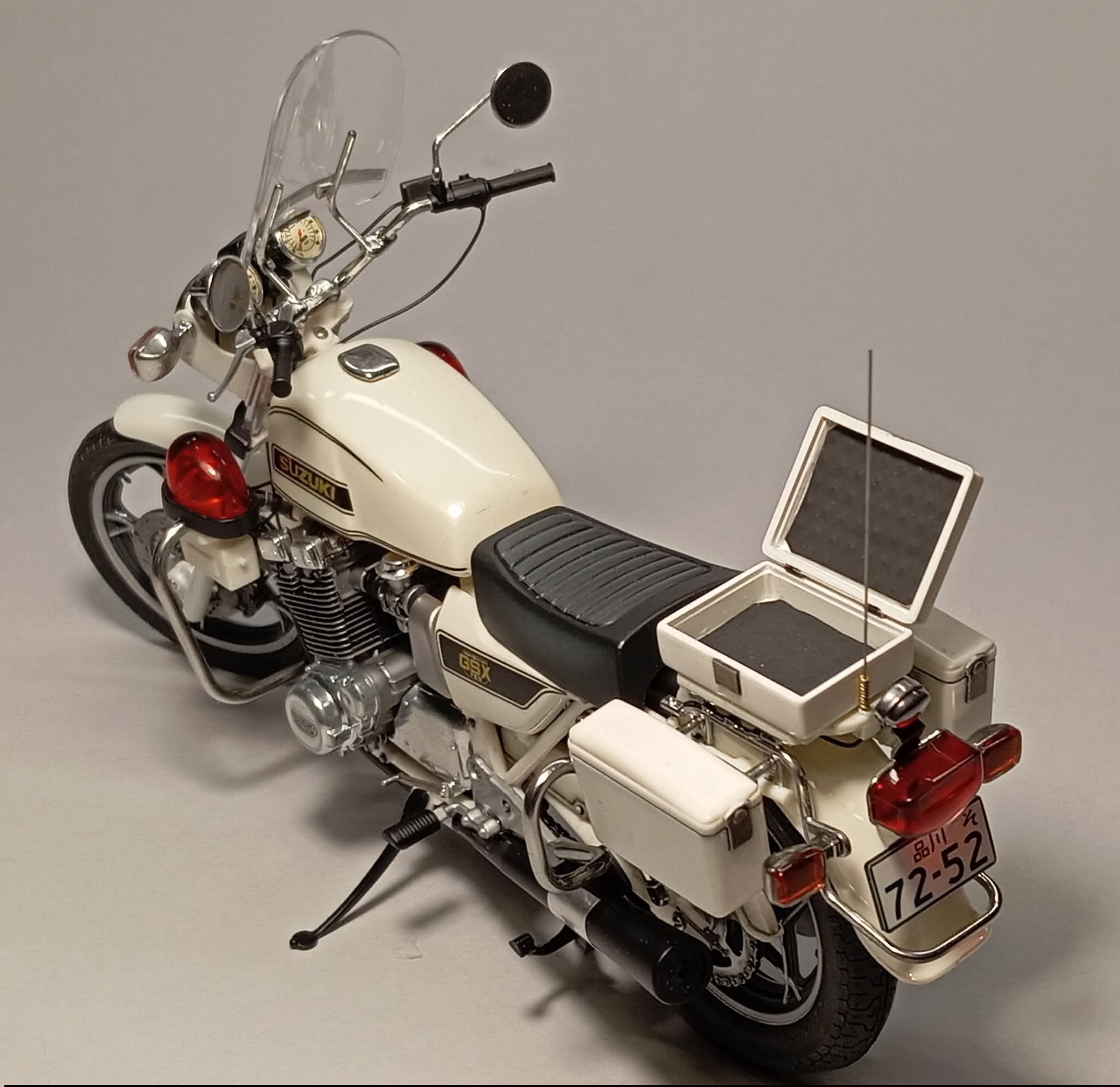 Suzuki GSX-750 police motorcycle model by Tamiya