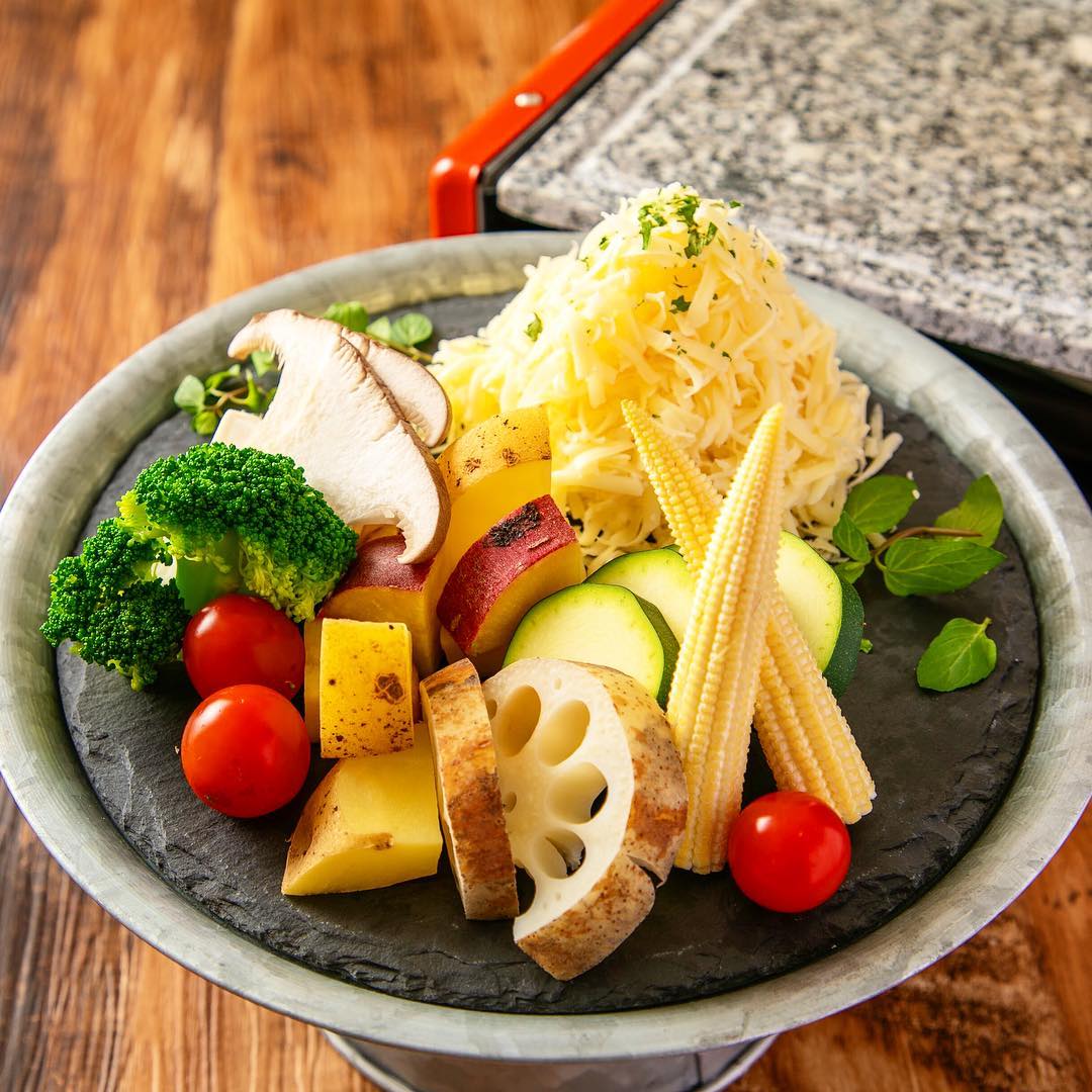 Hicheese Nikube八王子店 人気の卓上ラクレット 卓上の鉄板で野菜やお肉を焼きながらチーズを溶かし 自分の好きなタイミングでチーズ をかけて楽しめる 卓上ラクレット 女子会に大人気 ムービー 映えな逸品です Hicheese ハイチーズ 肉兵衛 Nikube