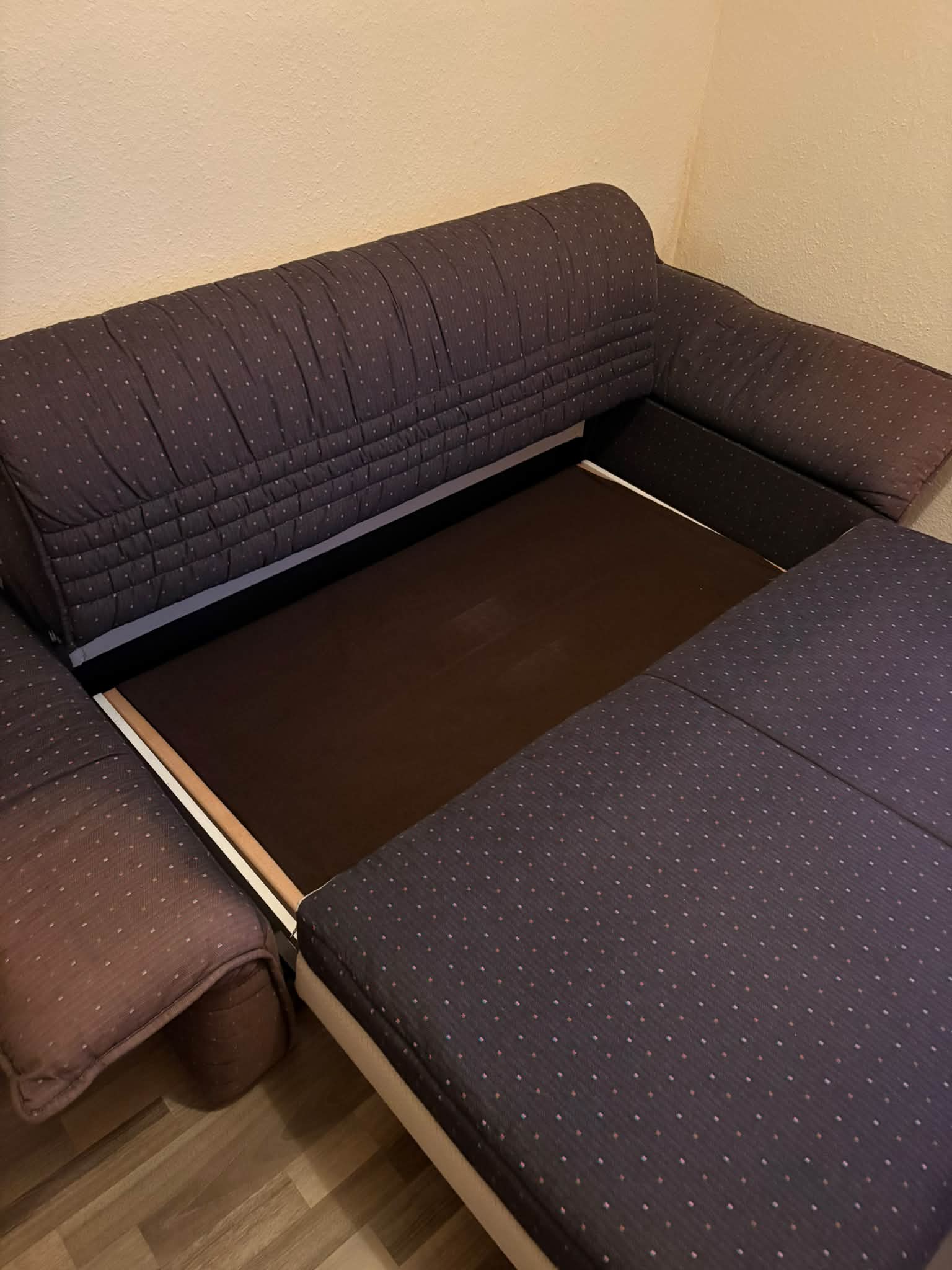 Schlafsofa zu verschenken - Abholung in Allendorf Ich verschenke dieses praktische Schlafsofa. Es lässt sich einfach ausziehen und bietet durch den integrierten Bettkasten zusätzlichen Stauraum. - Breite: ca. 2 Meter