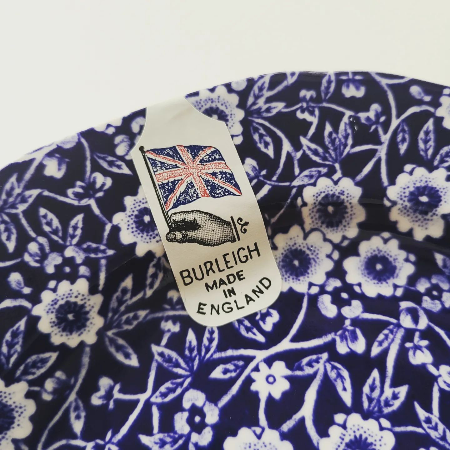 イギリス、BURLEIGHのお皿。 ブルーの小花柄が印象的。 スコーンや 