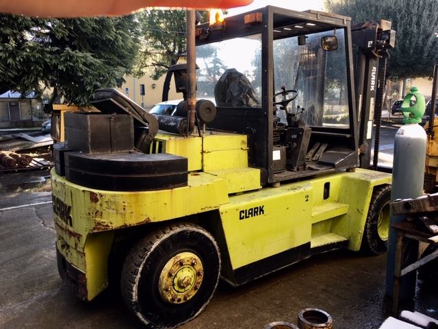 Clark C30L 5800 lb Pneumatic Tire Carrelli Elevatori | Ritchie Bros