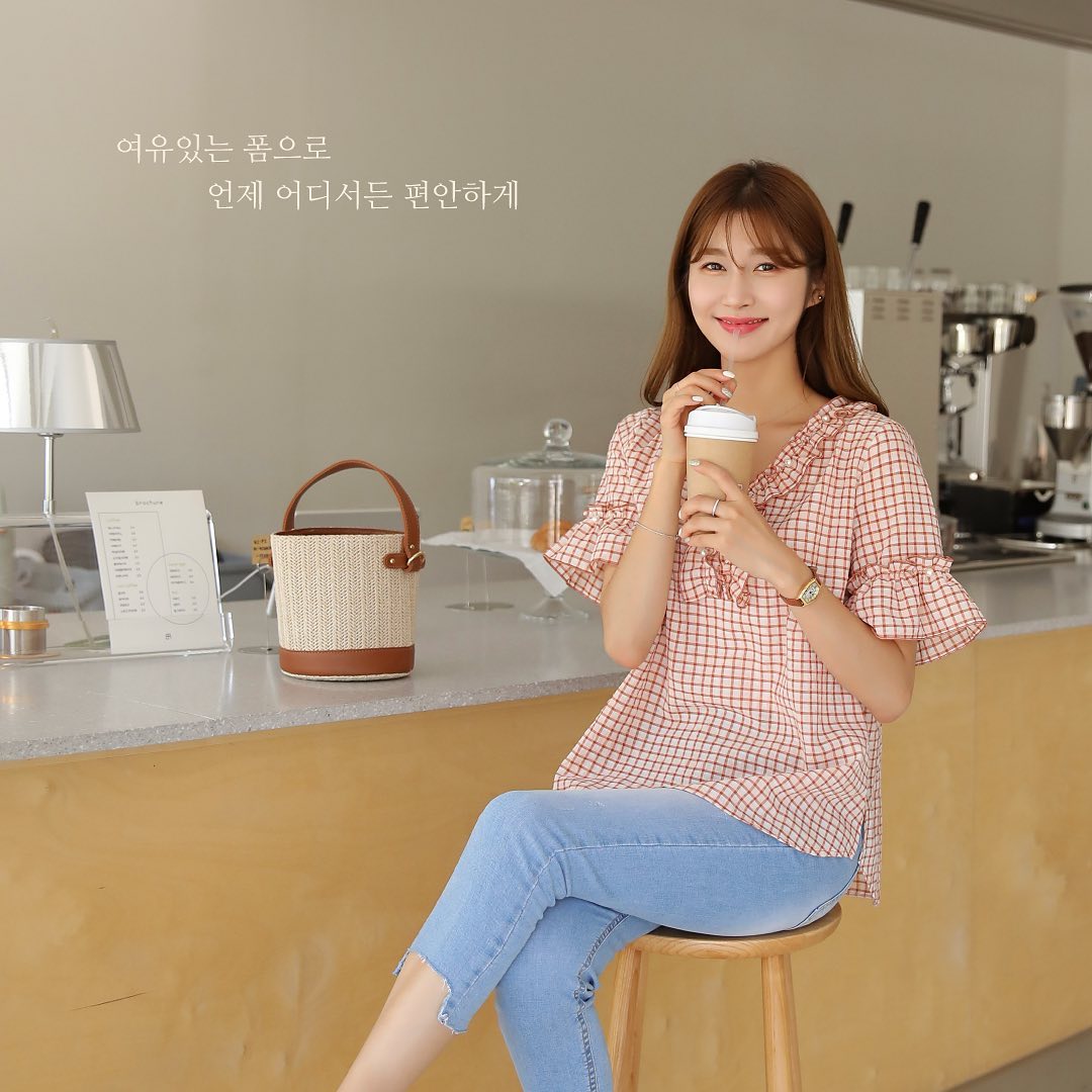 . 체크패턴이 포인트가 되어주는 블라우스 프릴과 진주로... - Clicknfunny - 클릭앤퍼니