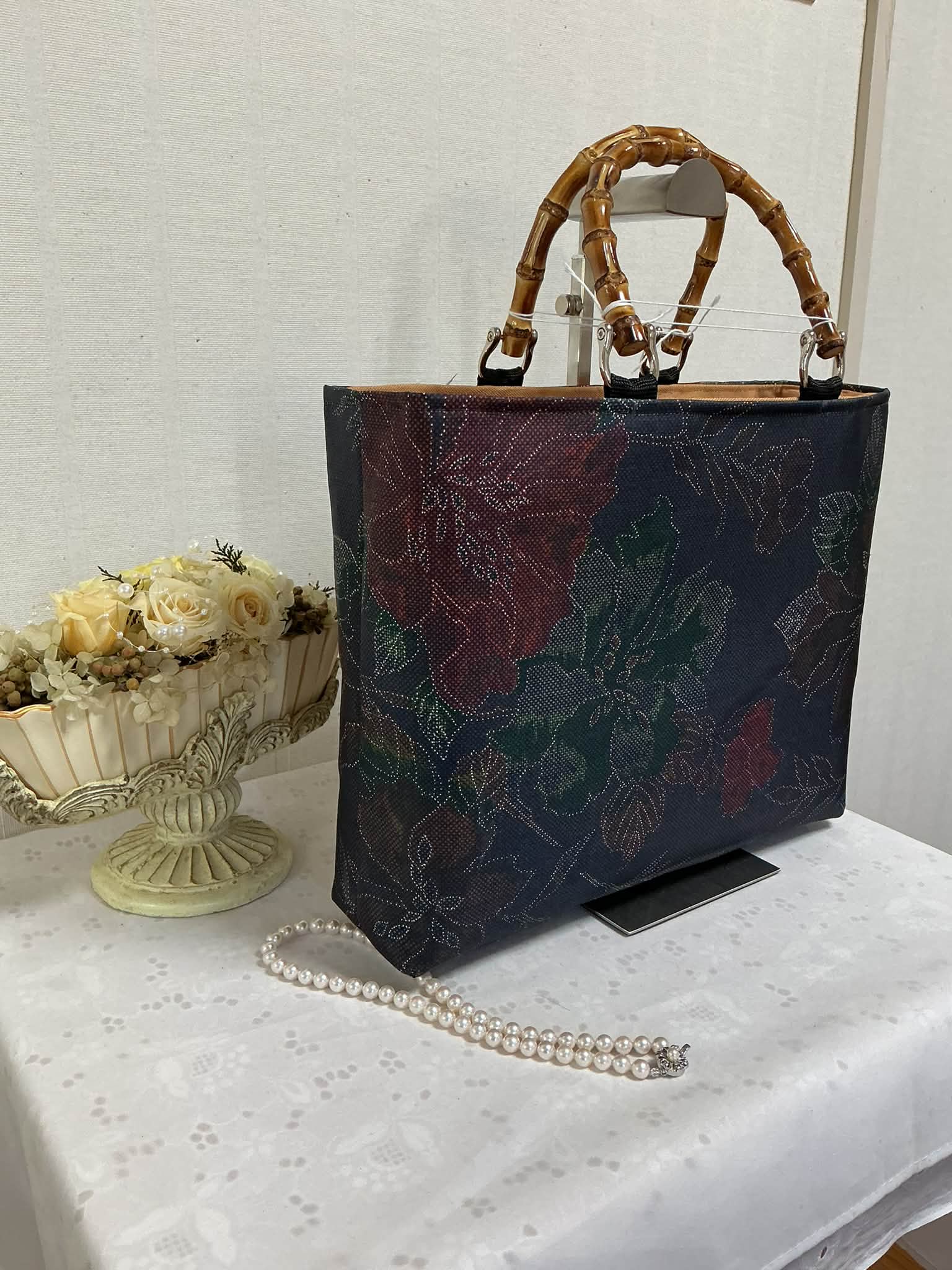 🌼こんにちは。 しっとりとした大島紬の中に、深い赤がちらり。 竹の