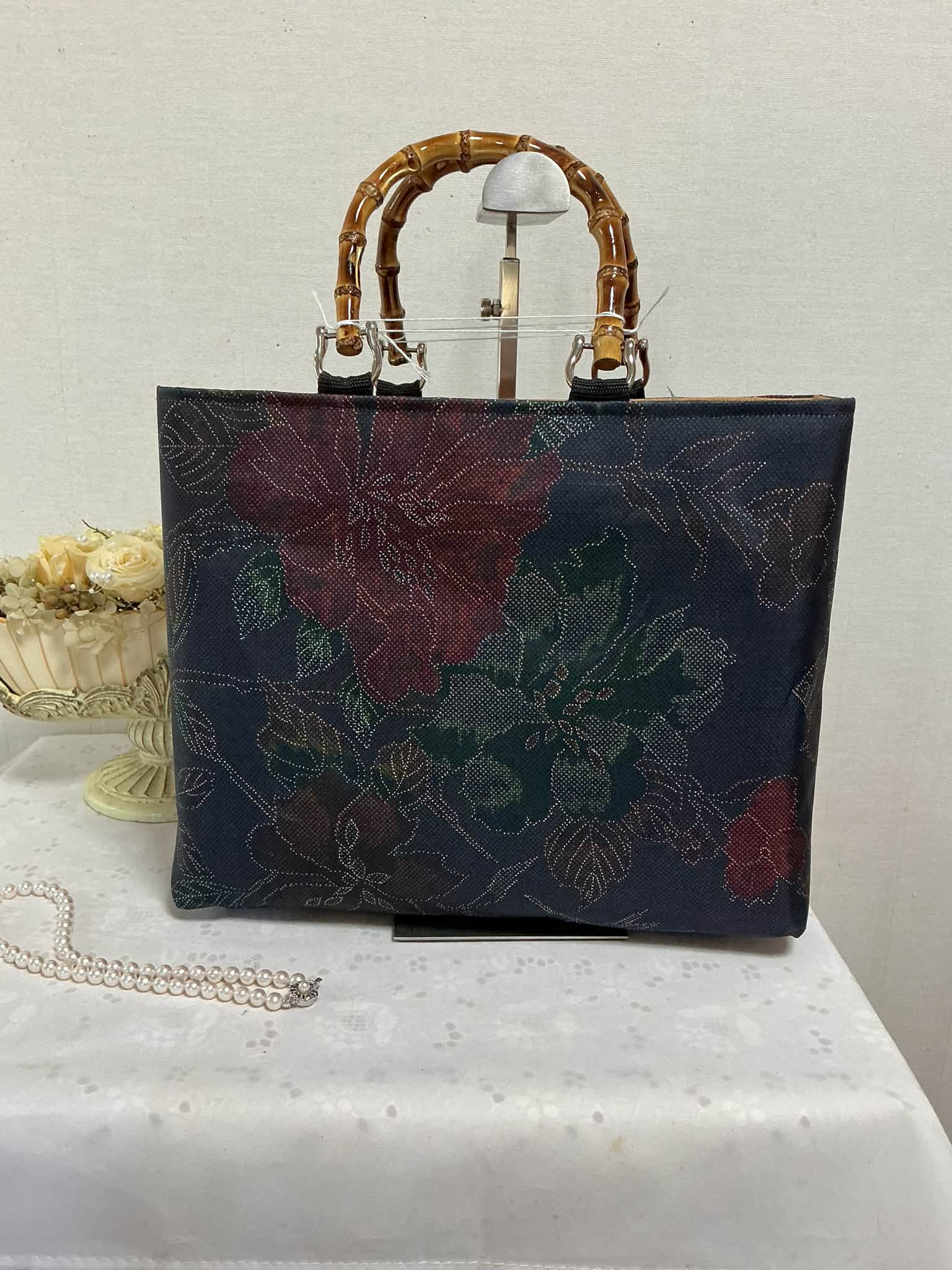 🌼こんにちは。 しっとりとした大島紬の中に、深い赤がちらり。 竹の